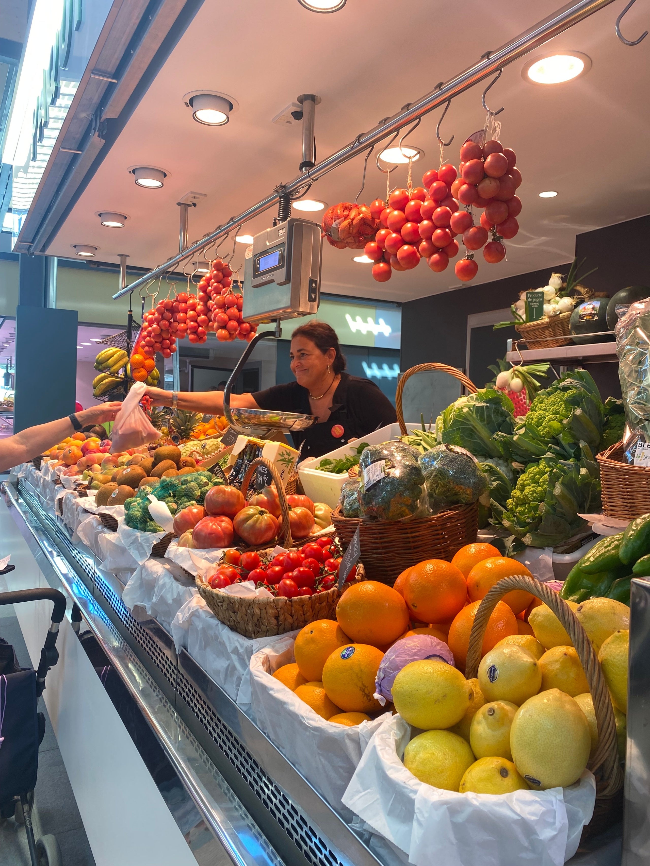 Els comerciants han estrenat el nou mercat aquest matí / Ajuntament de Barcelona