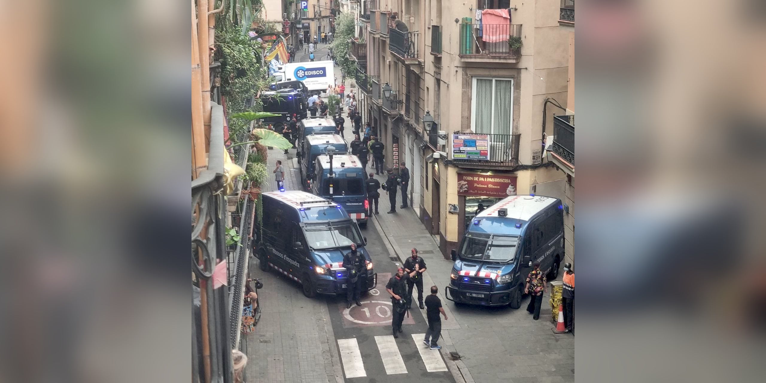 Operatiu dels Mosso per desnonament al Raval / CUP Barcelona