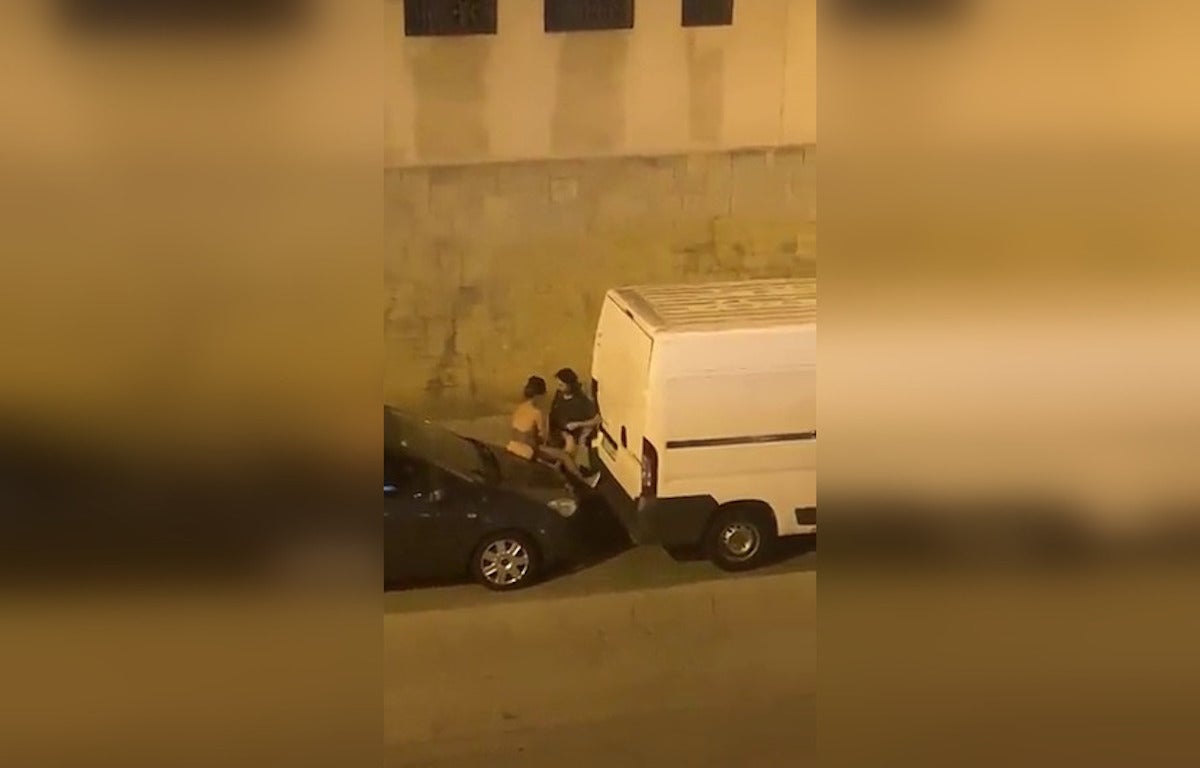 Una parella fa sexe al carrer / Twitter
