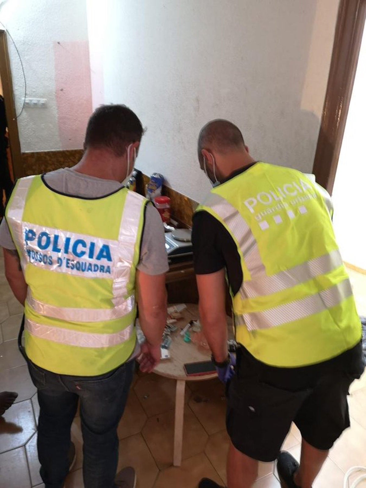 Agents dels Mossos d'Esquadra i la Guàrdia Urbana en una operació antidroga / Mossos d'Esquadra