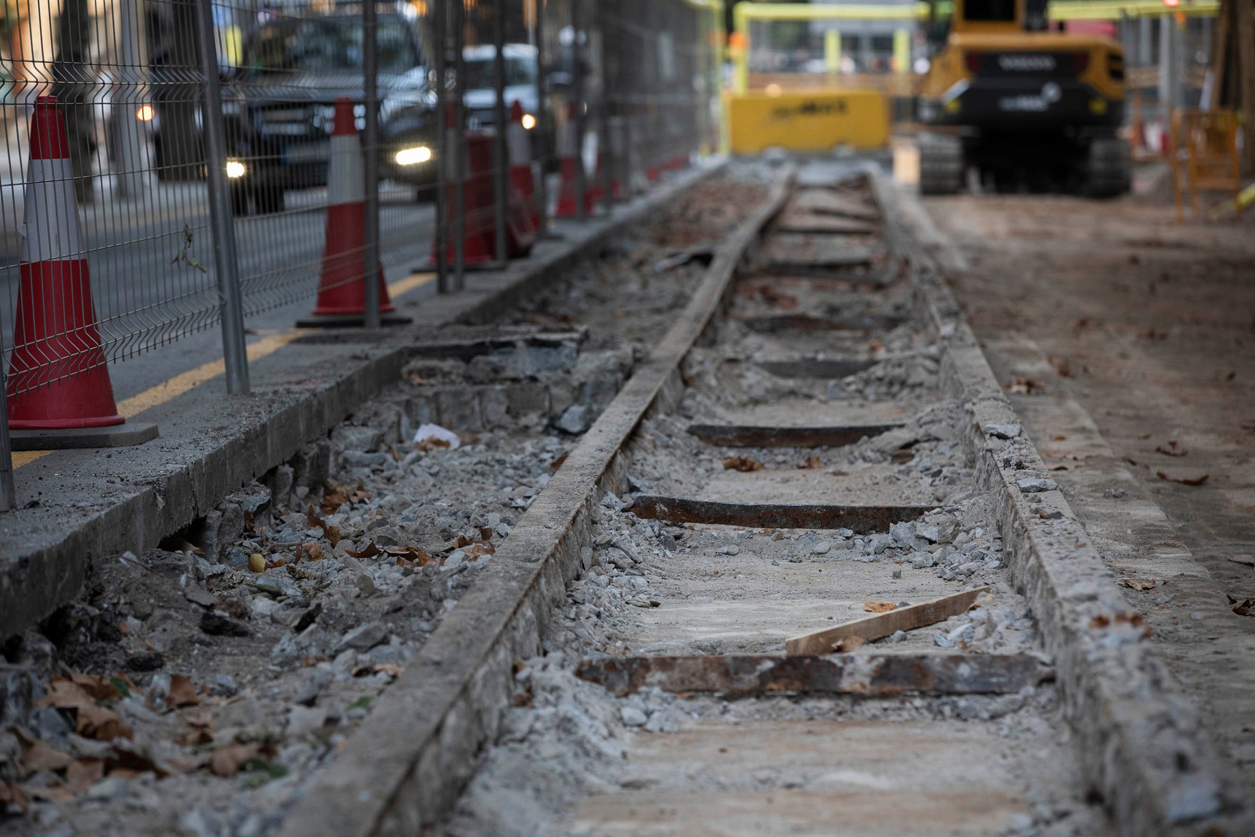 Les obres de la superilla han deixat al descobert les vies de l'antic tramvia al carrer de Girona / Jordi Play