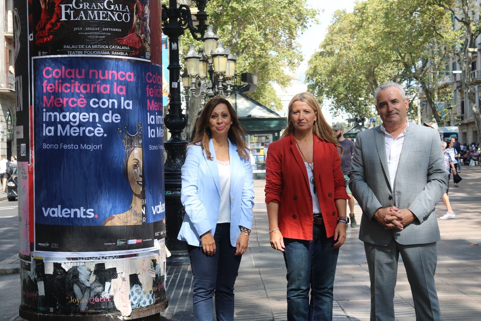 La líder de Valents, Eva Parera [esquerra] amb el seu cartell alternatiu de la Mercè