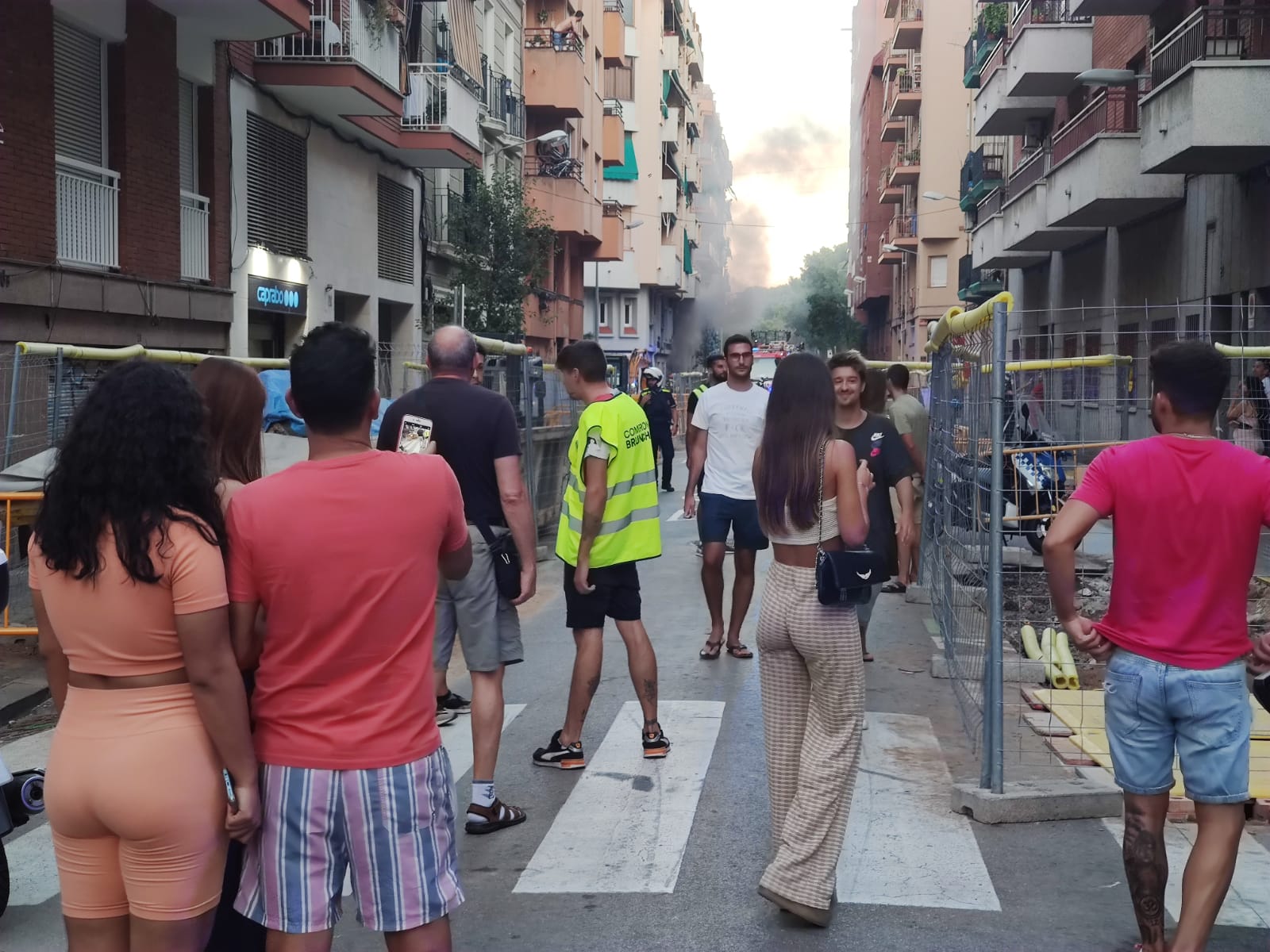 Veïns del Poble Sec s'aparten de l'incendi / JAG