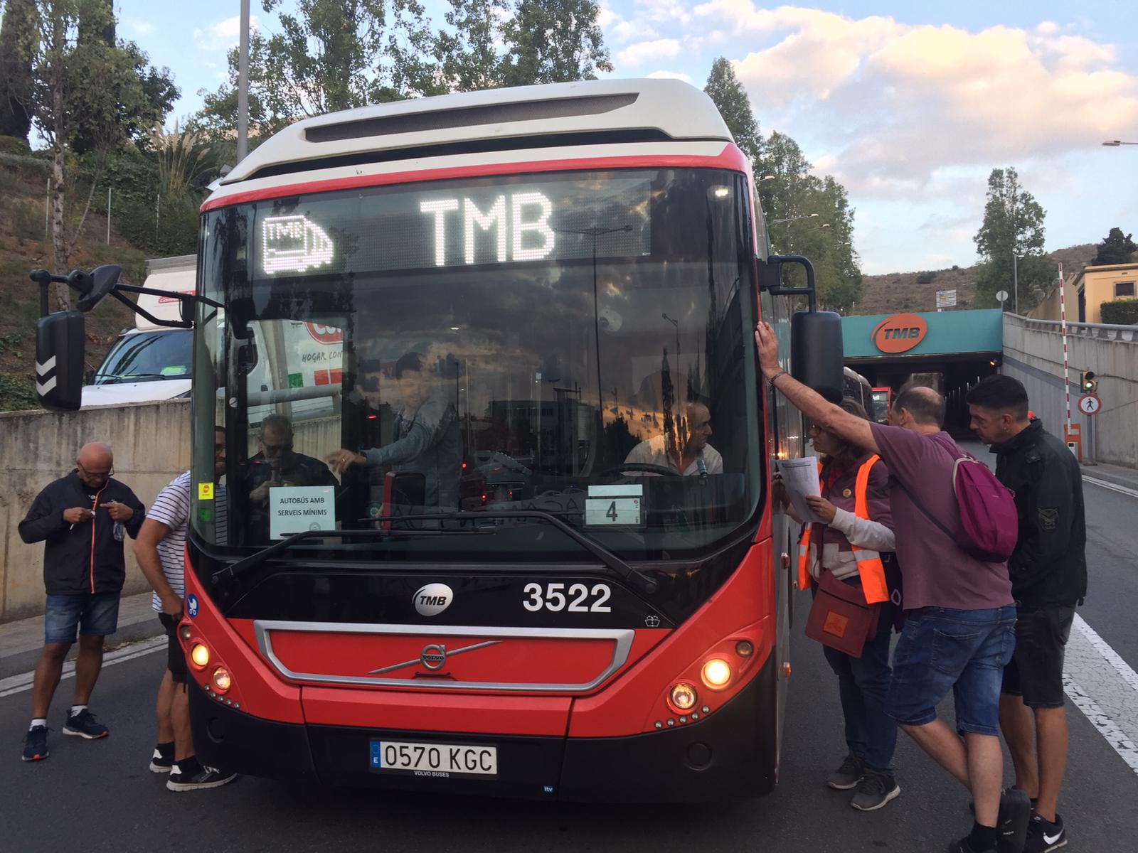 Un grup de treballadors aturen un bus durant la darrera vaga | Cedida