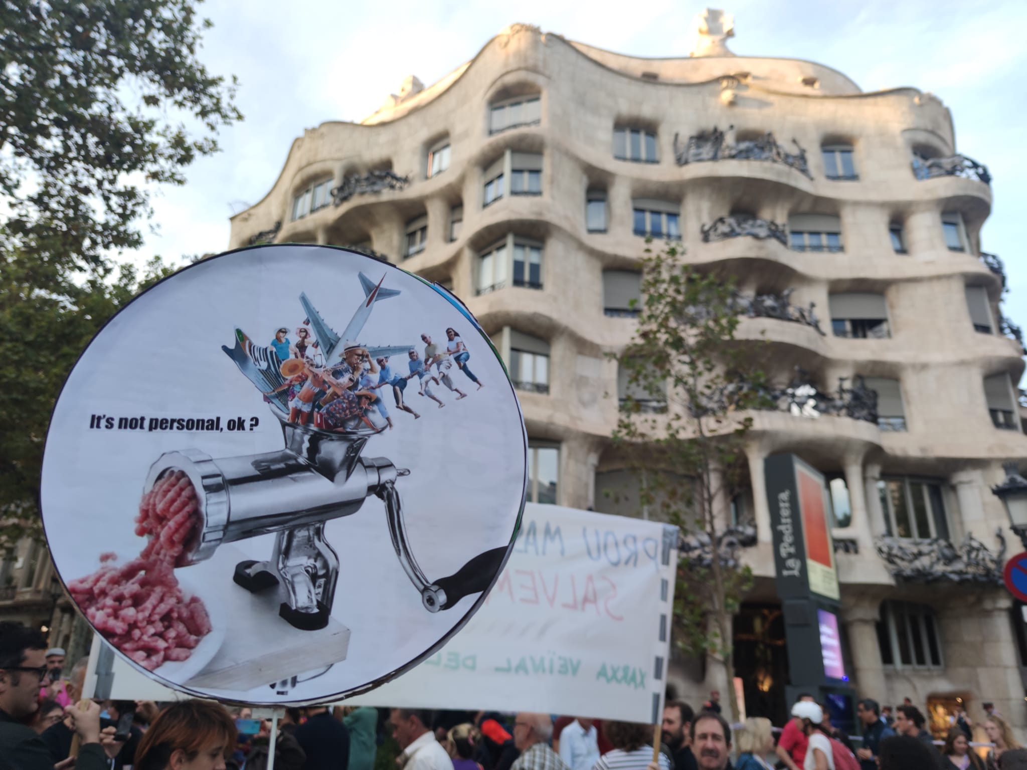 Un cartell de protesta davant de la Pedrera/ JAG