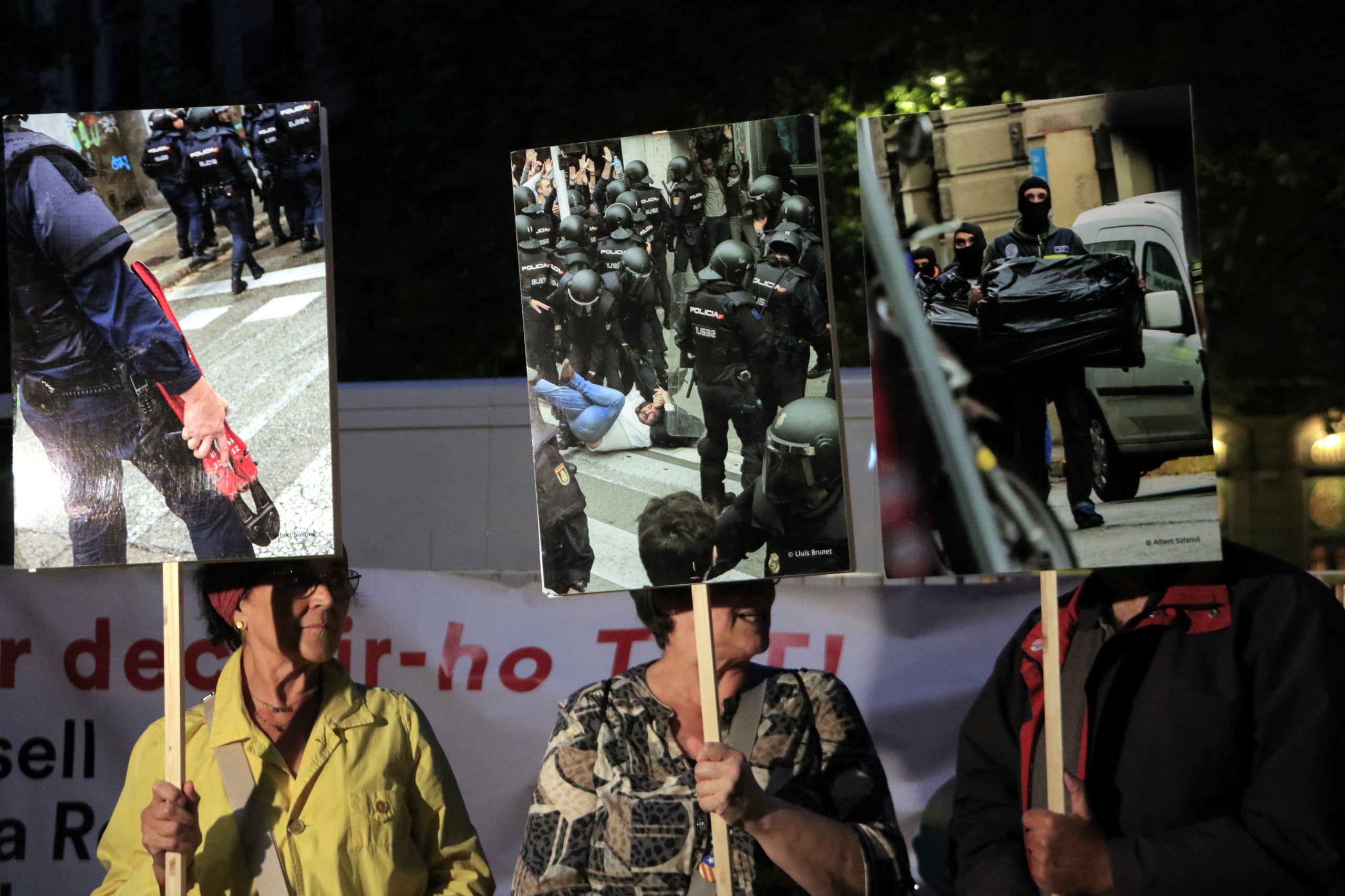 Protesta a les portes de l'institut Jaume Balmes de Barcelona / ACN