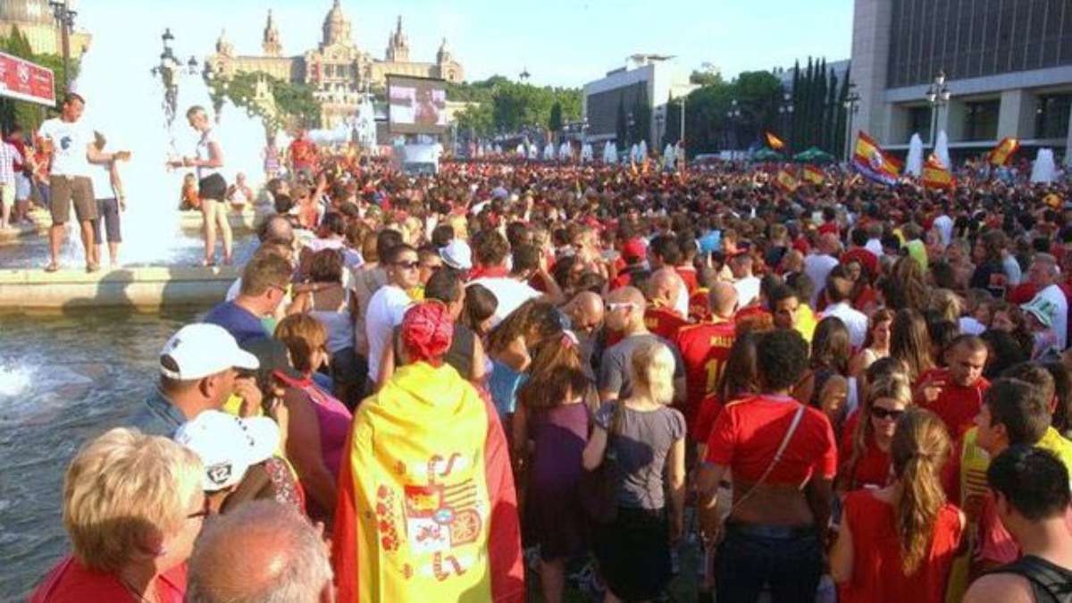 Aficionats durant el Mundial de 2010 a Plaça d'Espanya / Twitter