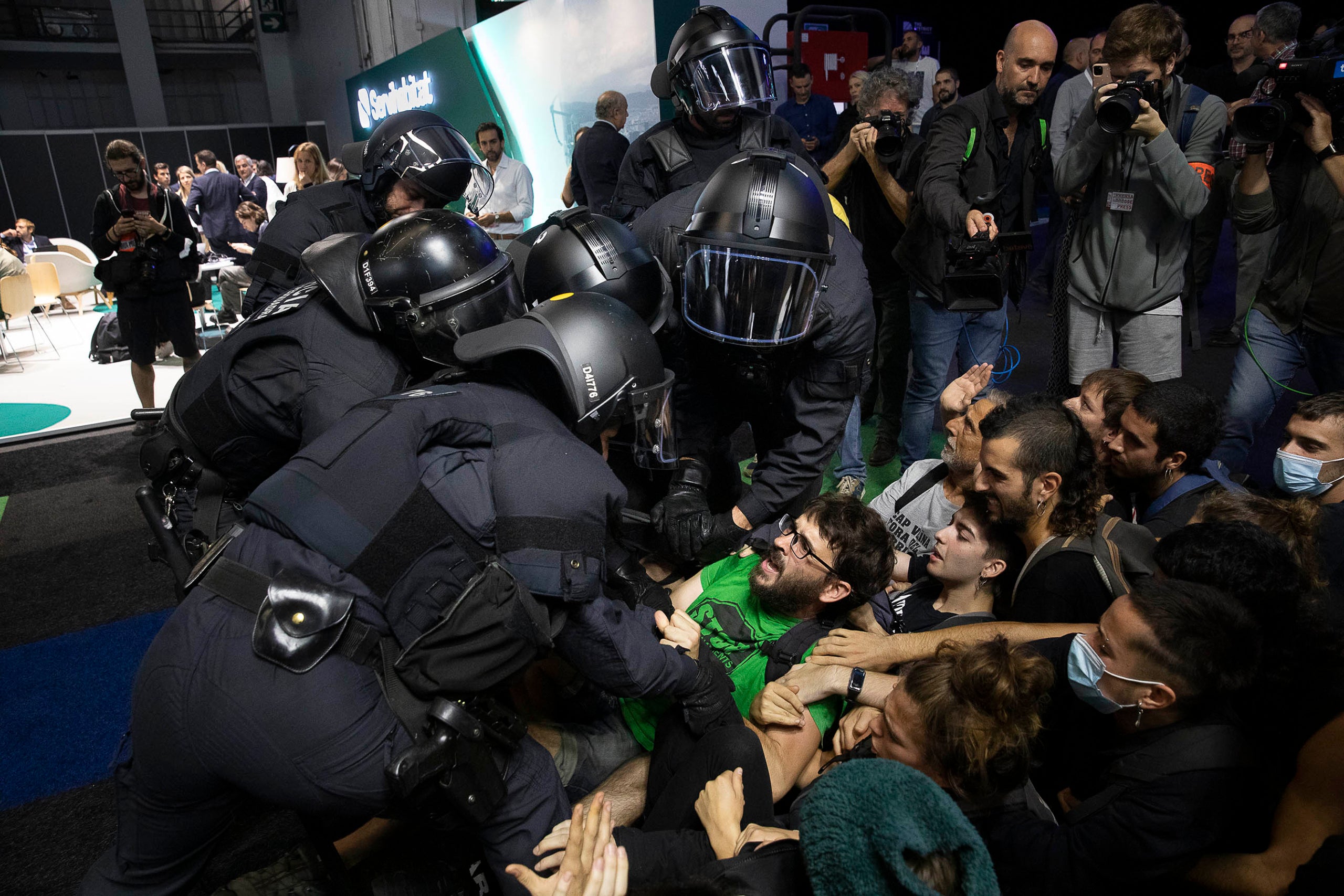 Activistes de la PAH accedeixen al Saló immobiliari The District a la Fira de Barcelona. Policia. Mossos d'esquadra. Antiavalots. Violència policial.