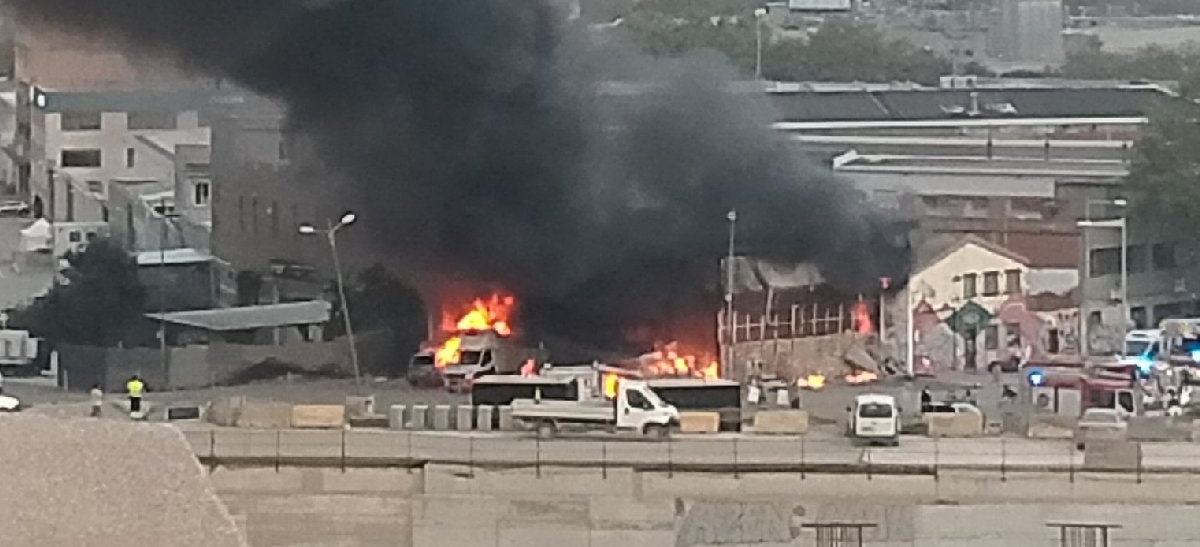 Incendi en una benzinera abandonada a la rambla de Prim / Twitter (@peix_irisat)