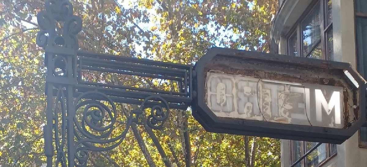 La placa de l'estació del metro d'Urquinaona amb les lletres desaparegudes / Twitter (@manuelmarinabcn)