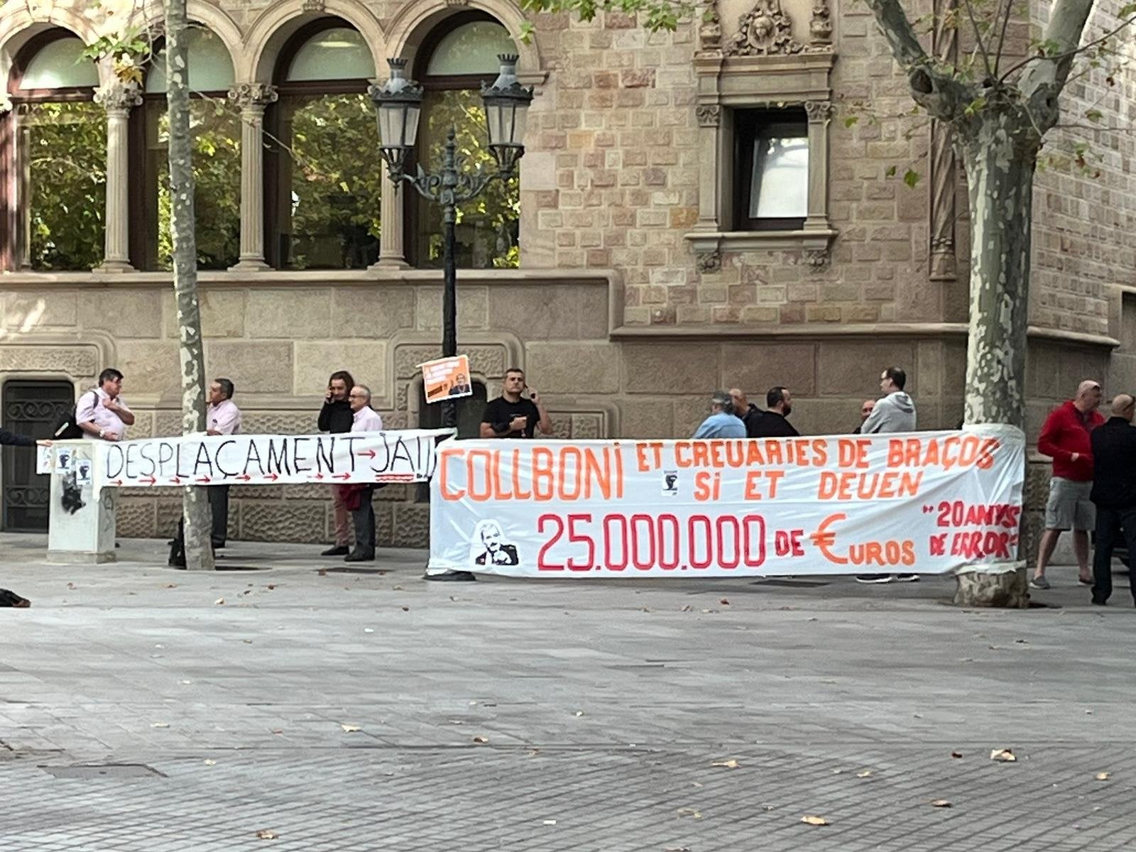 Els treballadors de TMB reunits dimarts al matí a la seu de la Diputació de Barcelona / @cgtbus