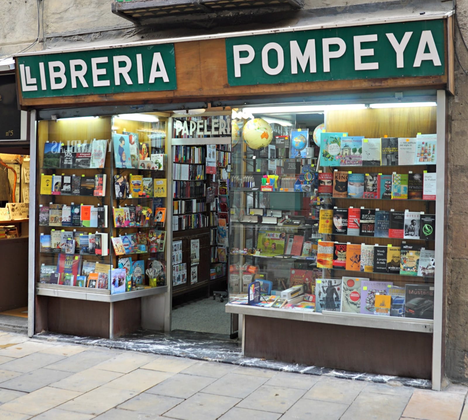 Entrada de la Llibreria Pompeia / @BarnaCentre