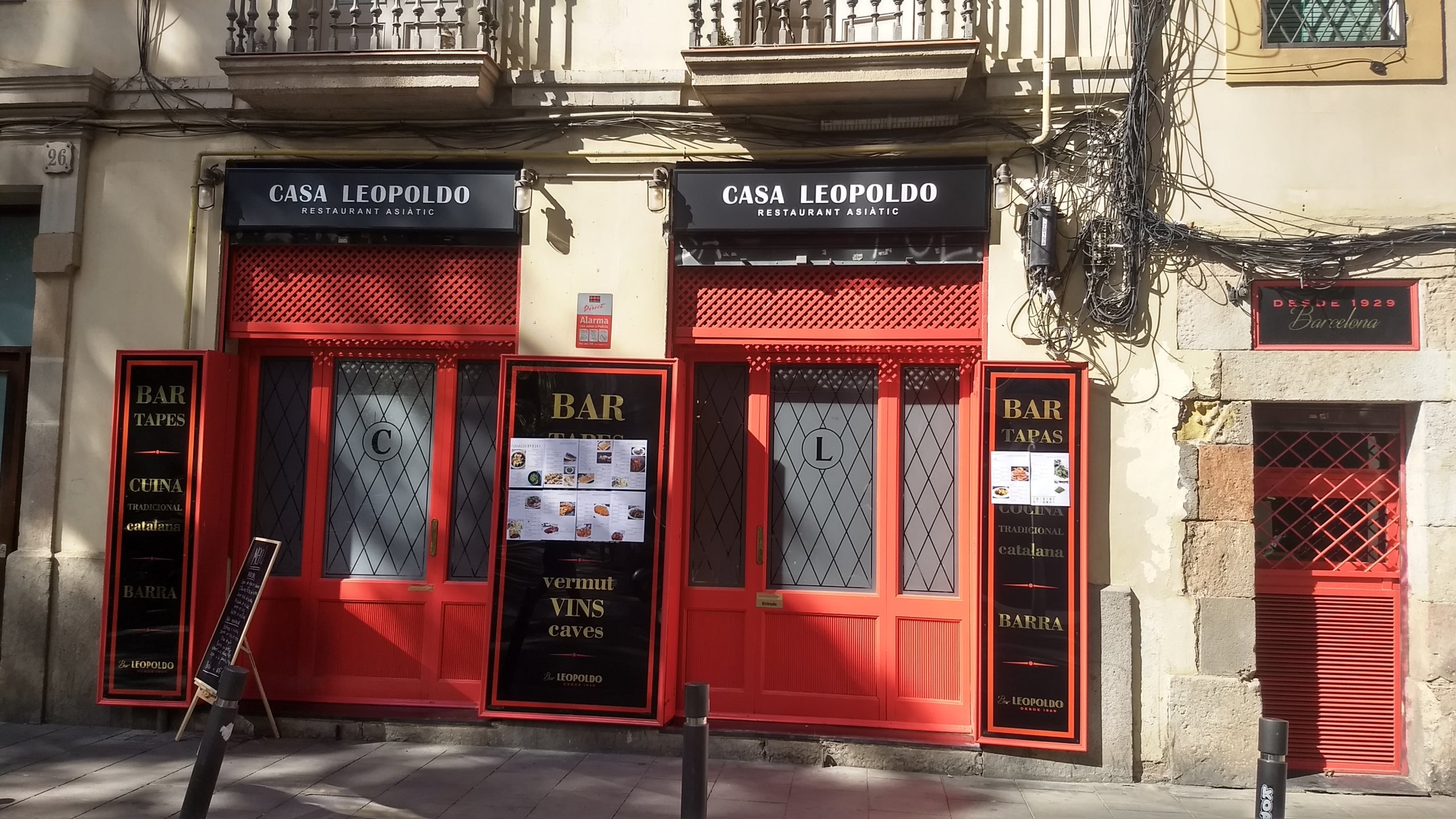 La entrada del restaurate Casa Leopoldo / @arrabal_barcelona