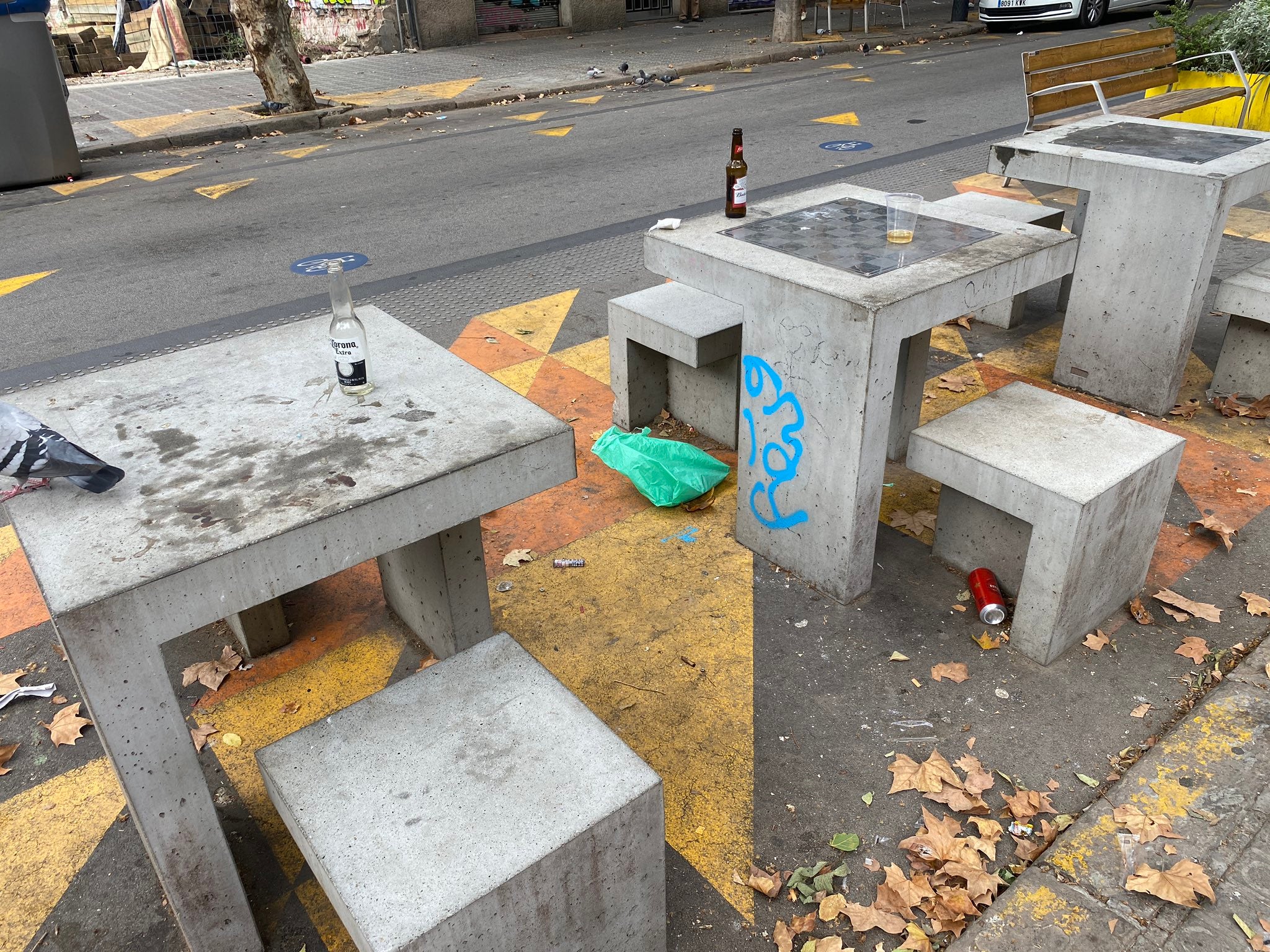 Brutícia en un dels espais de la superilla de Sant Antoni / Cuidem Sant Antoni