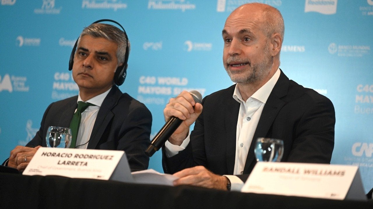 L'alcalde de Londres, Sadiq Khan, escolta al de Buenos Aires, Rodríguez Larreta, a al presentació de la cimera / @zonanortehoy