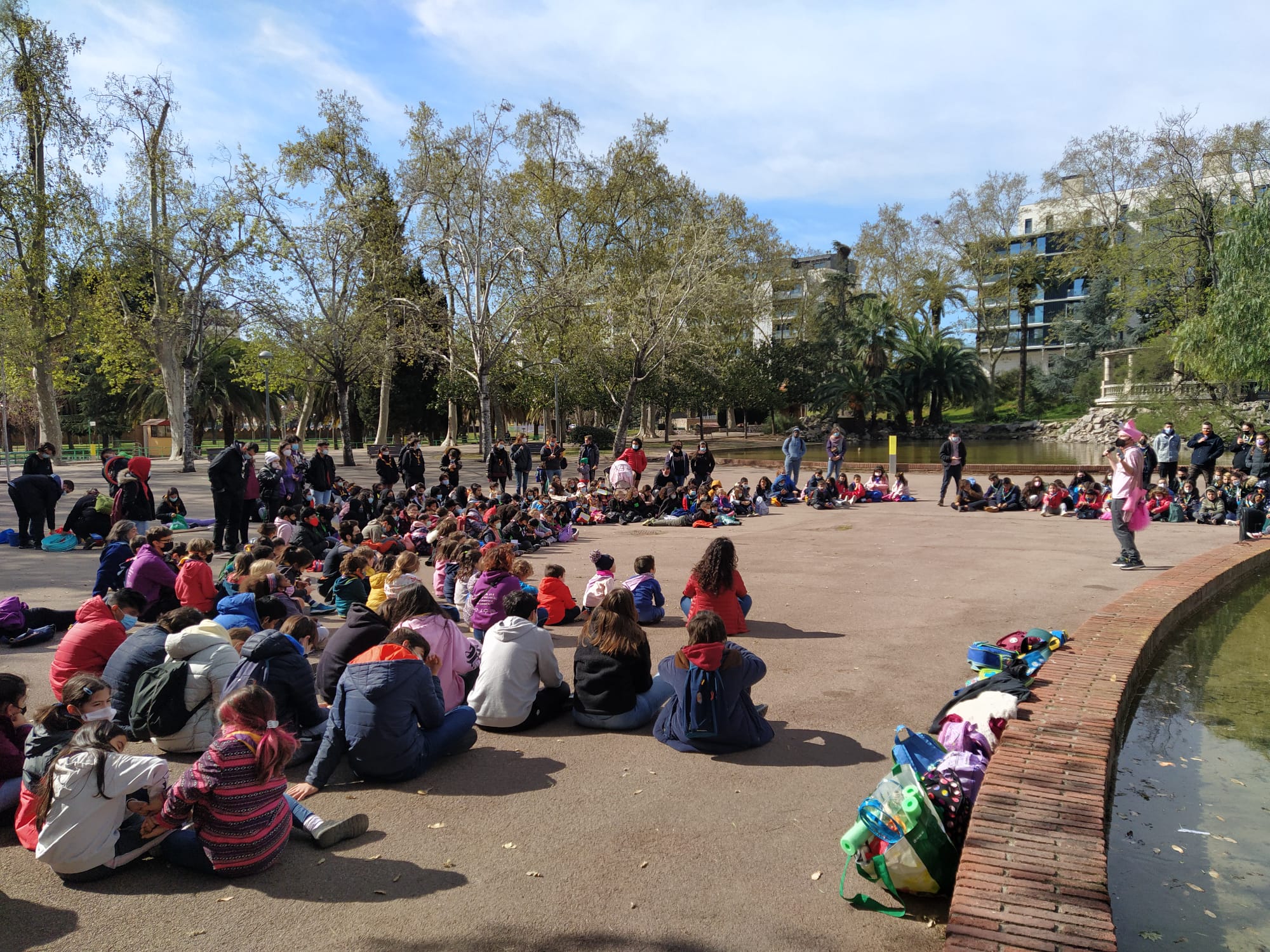 Un grup d'infants gaudeix d'una tarda d'esplai al carrer / @esplaisMCECC