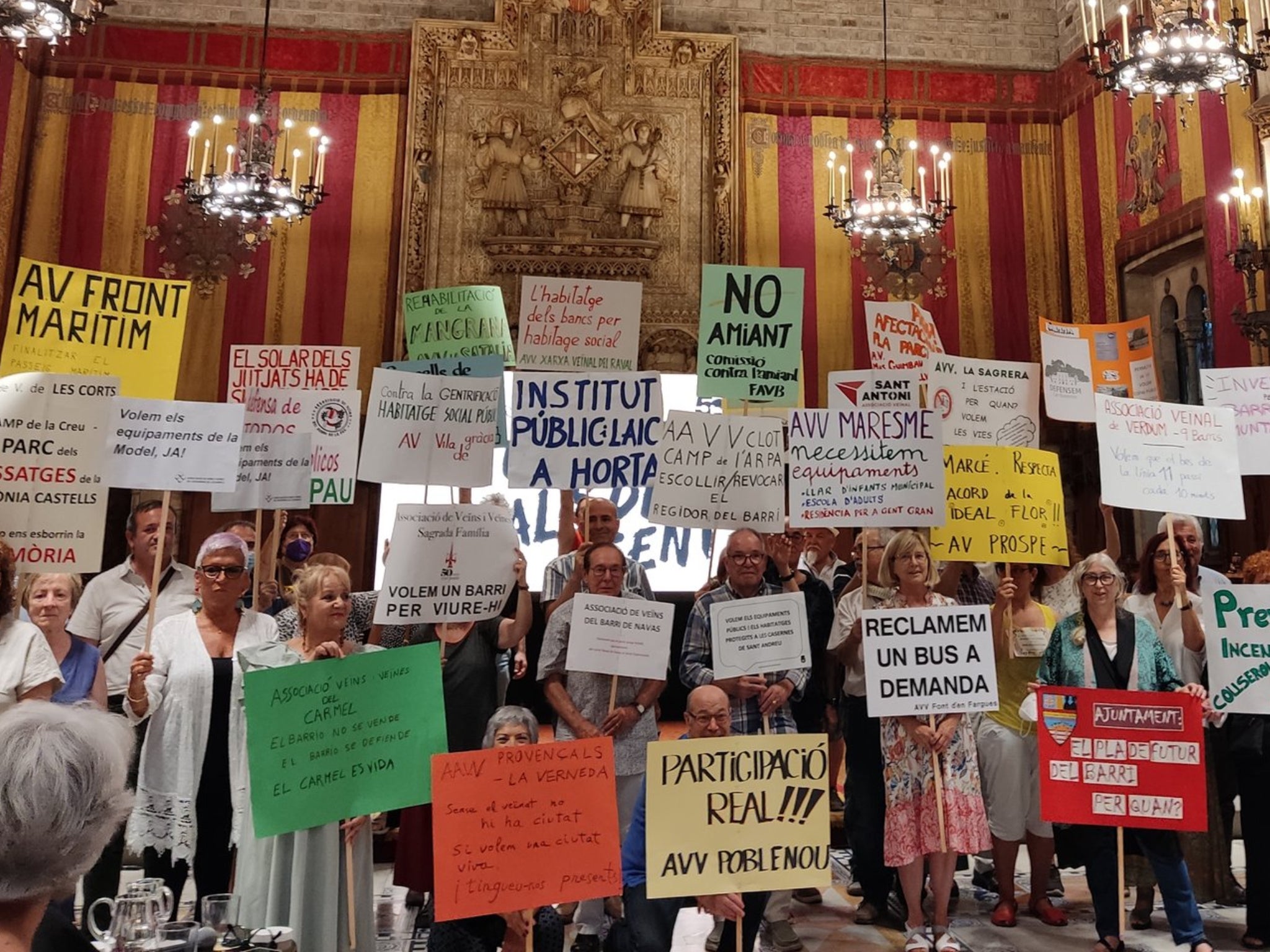 Els veïns mostren pancartes amb reivindicacions històriques / Joan Linux (Favb)