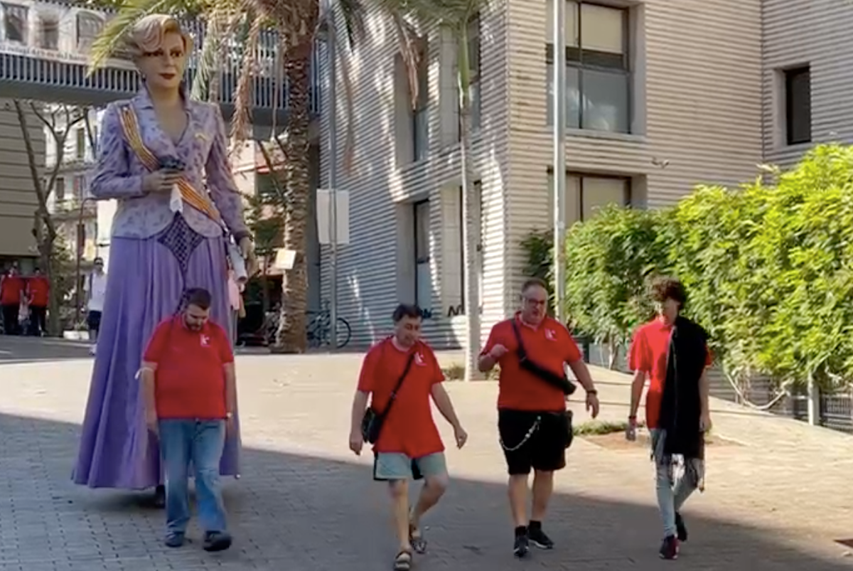 La Geganta de Núria Feliu sortint de les Cotxeres de Sants