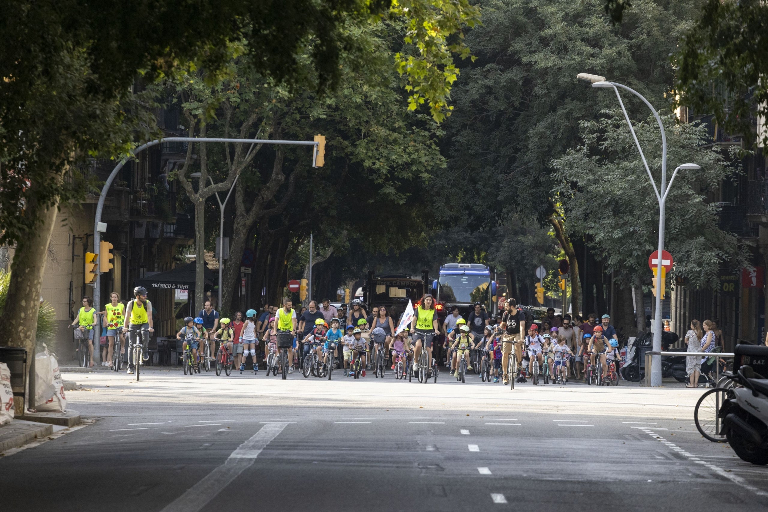 Un grup de pares i alumnes amb bicicleta fent el recorregut del Bicibús / Ajuntament de Barcelona