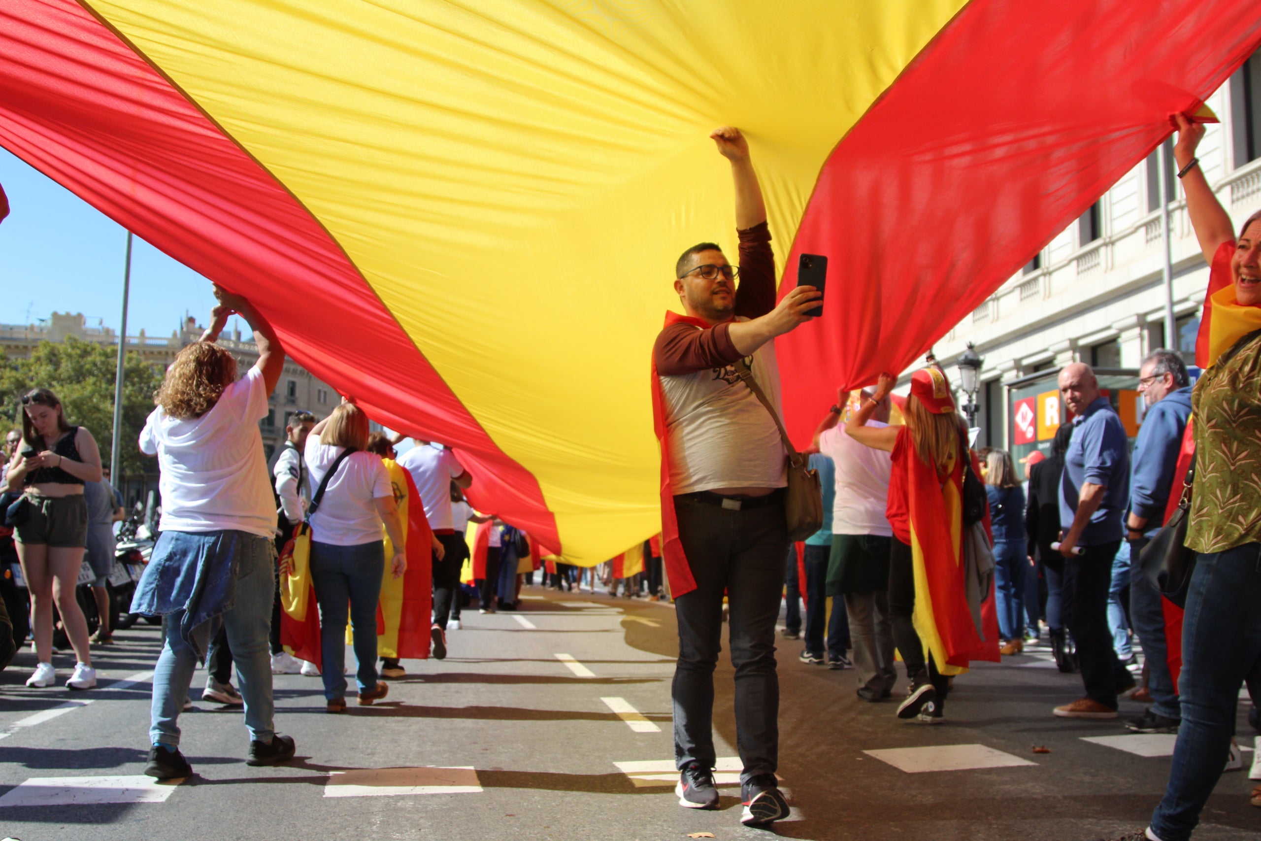 Algun dels manifestants que han participat en la marxa d'aquest 12 d'octubre a Barcelona / A.R.