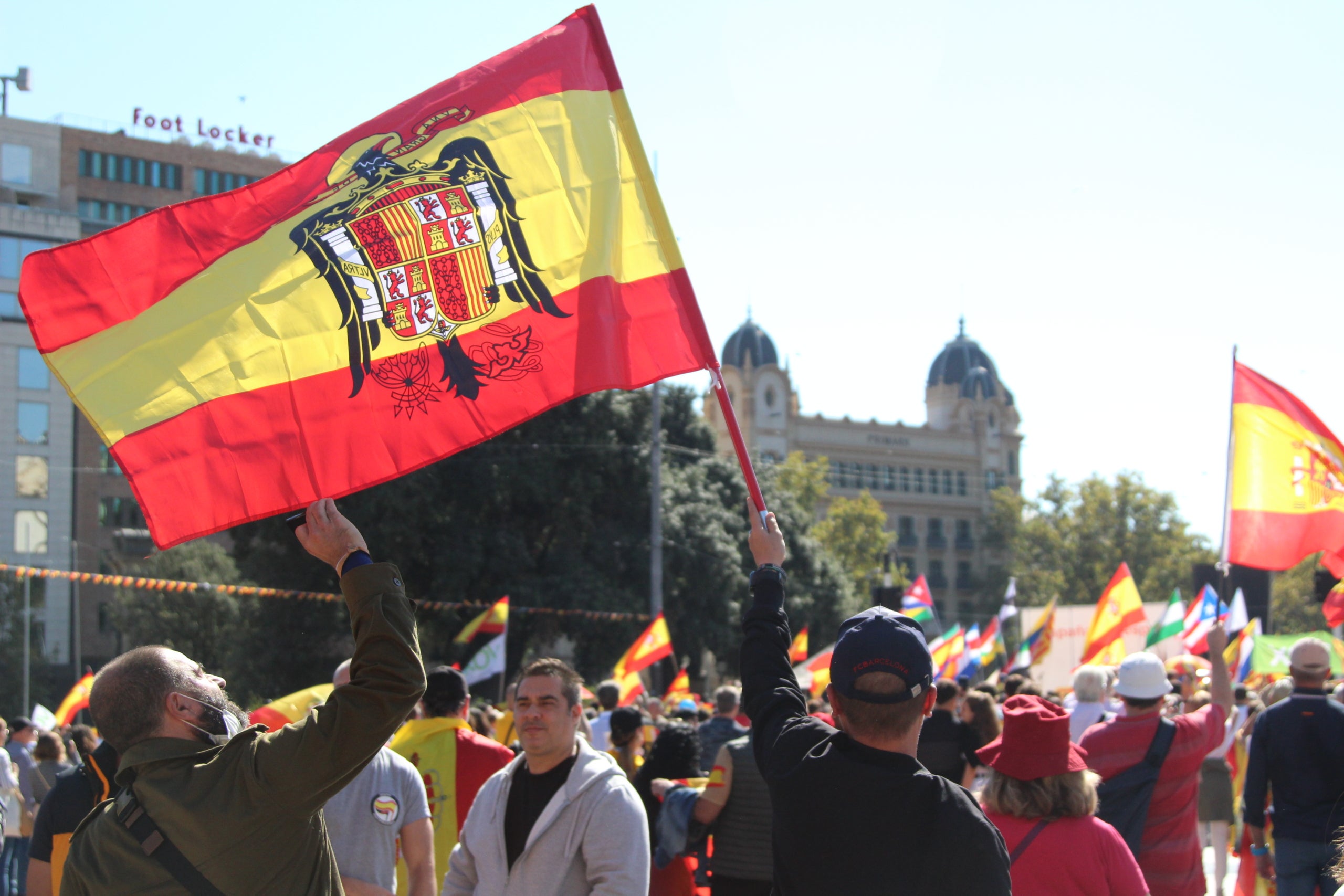 Una bandera franquista en la manifestació d'aquest dimecres a Barcelona / A.R.