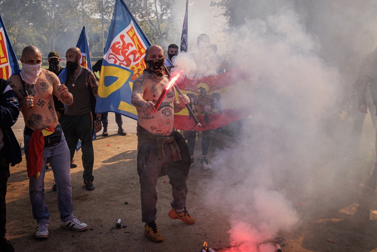 Manifestants d’extrema dreta llueixen esvàstiques tatuades al cos durant un acte falangista a Montjuïc, Barcelona DAVID MELERO 