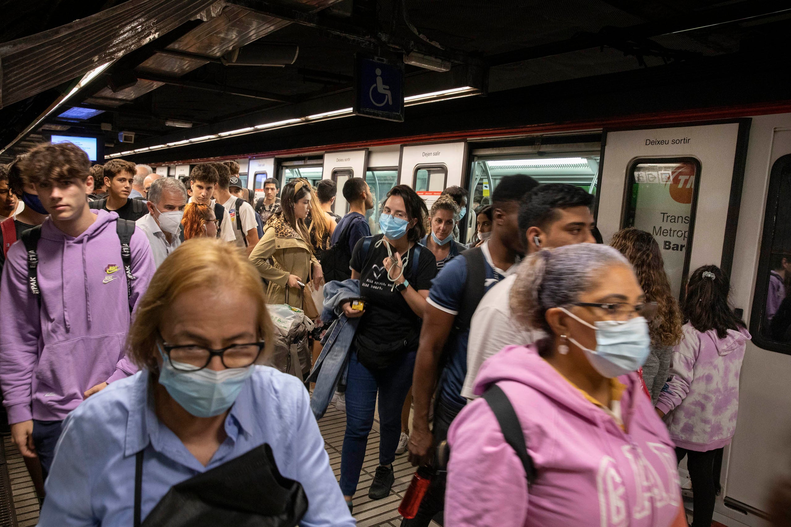 Passatgers en una andana del metro en una imatge d'arxiu / Jordi Play