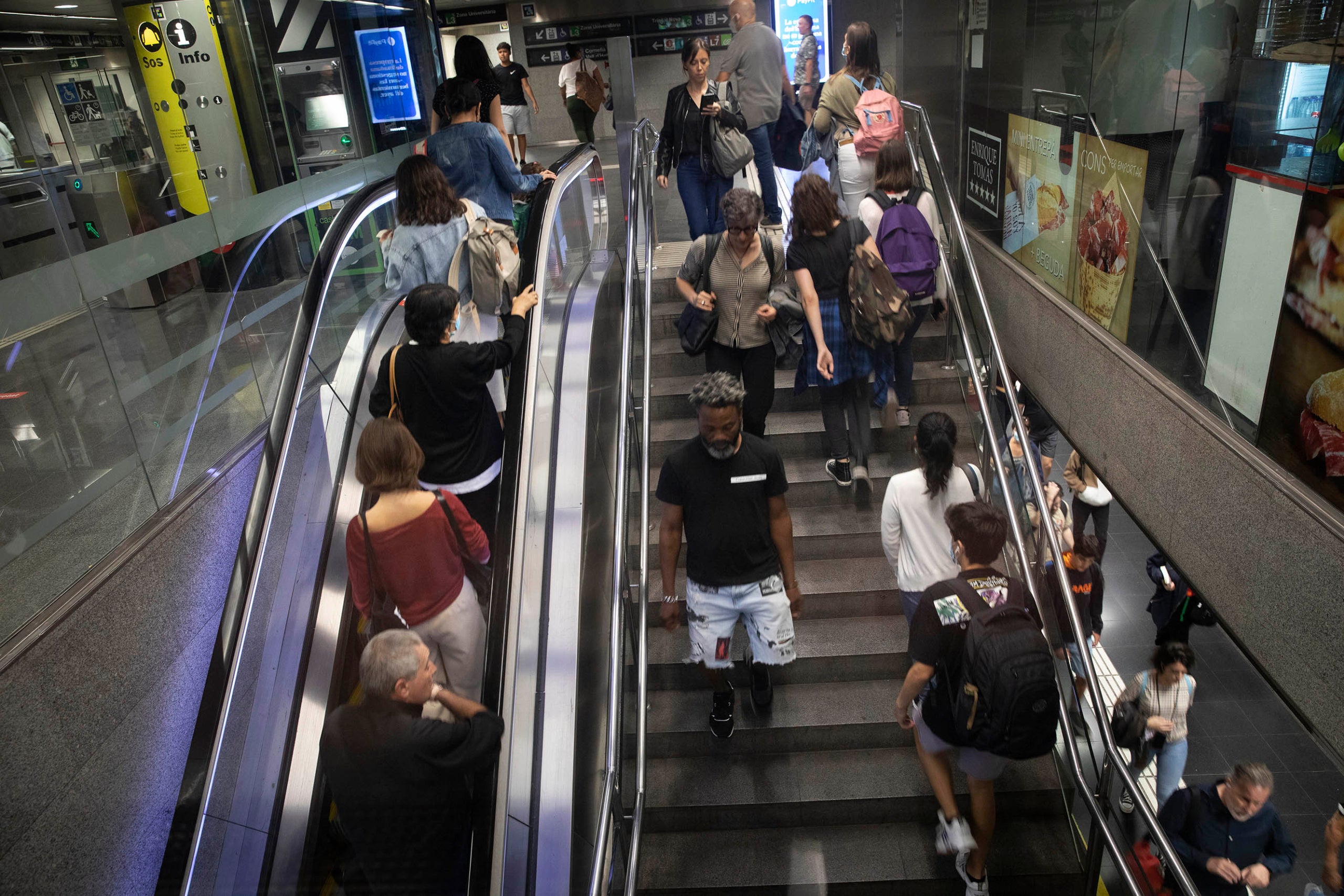 Una imatge d'arxiu de passatgers del metro / Jordi Play