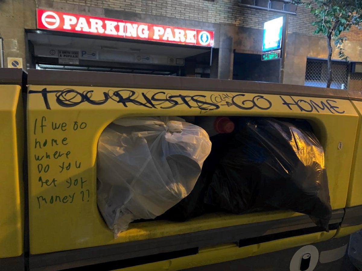 Pintada contra els turistes, i resposta d'un turista TOT BARCELONA
