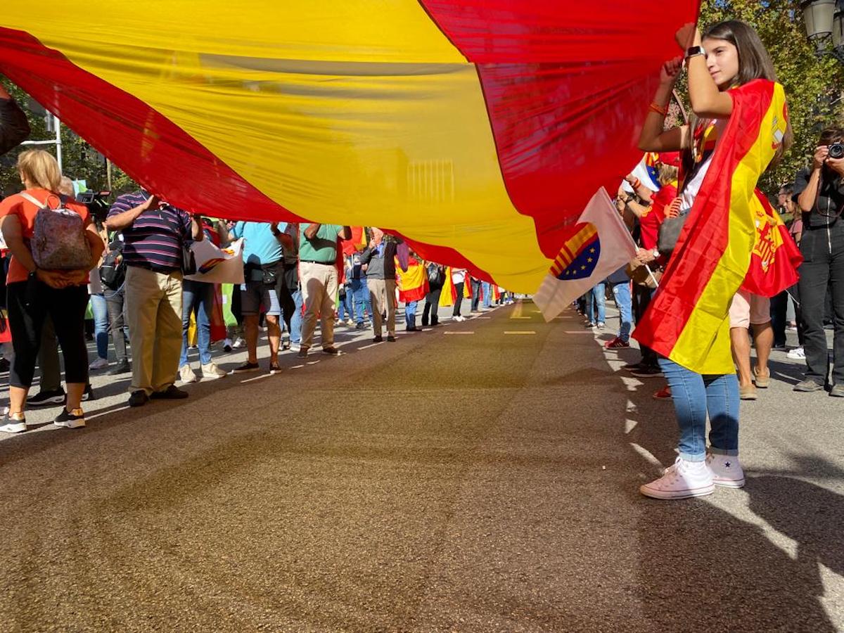 Una bandera gegant a la manifestació espanyolista del 12-O / Ciutadans