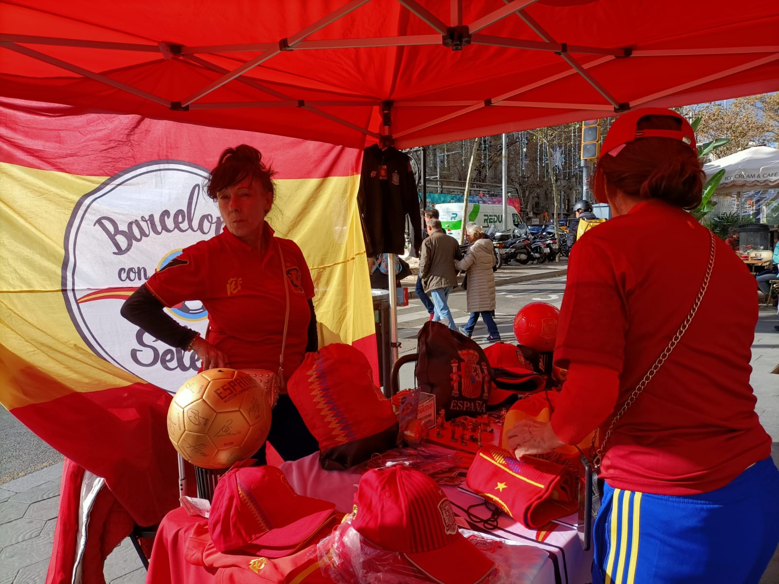 La carpa de 'Barcelona con la selección', a tocar de Plaça Catalunya / Gemma Aguilera