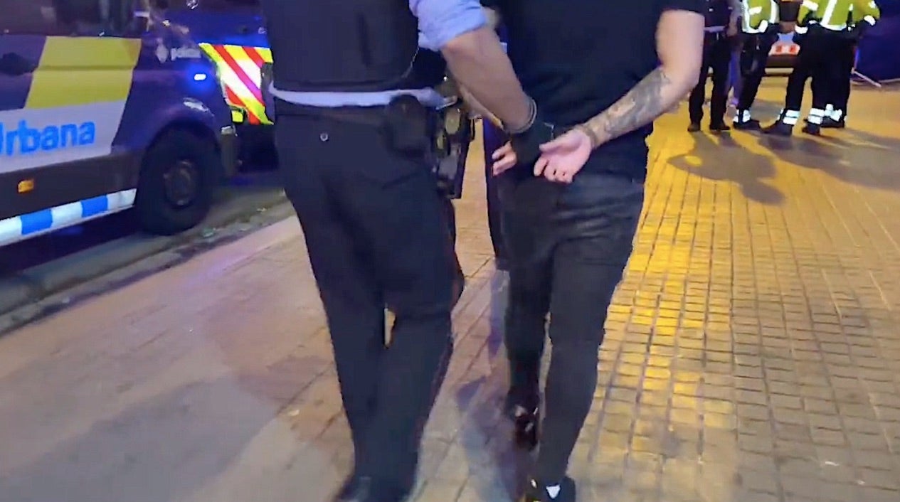 Els Mossos detenen un home, en una imatge d'arxiu