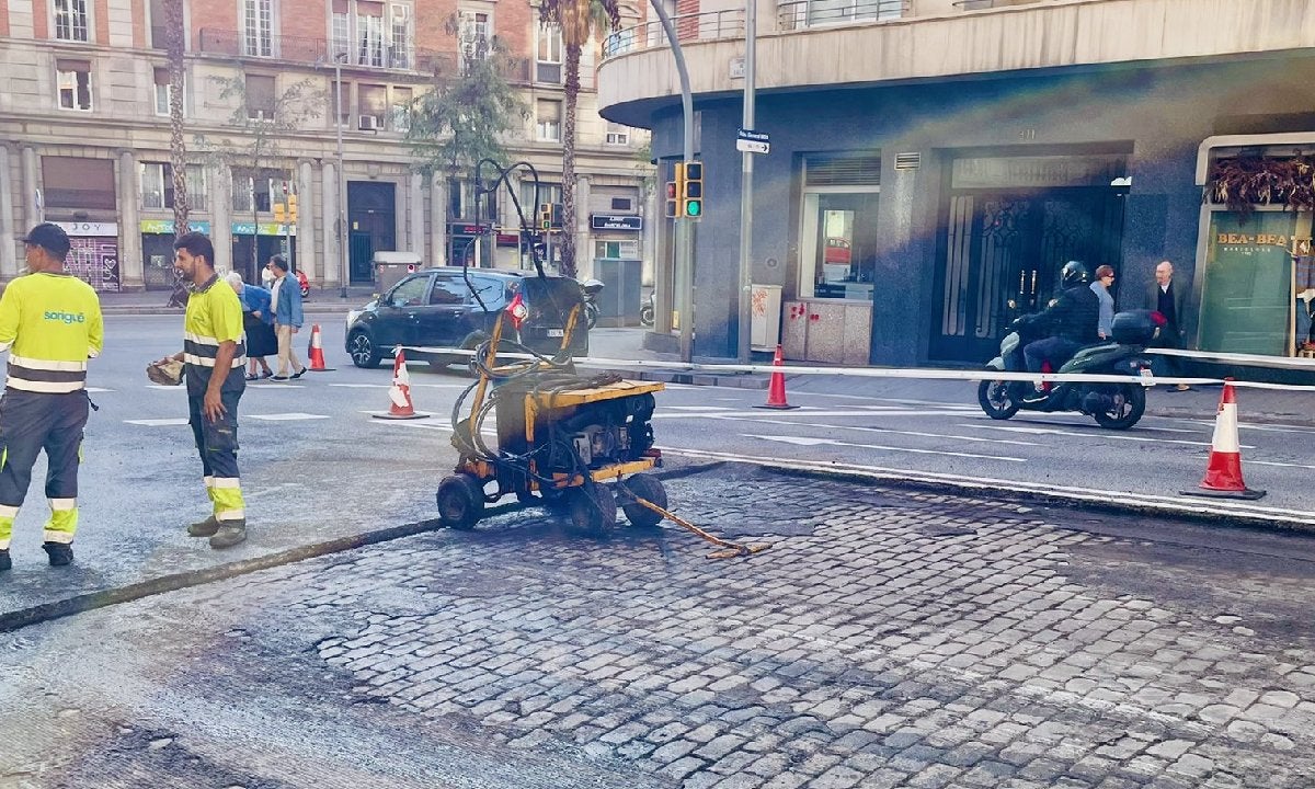 Les antigues llambordes que van aparèixer aquest diumenge al carrer de Balmes / Twitter (@ignasicastello)