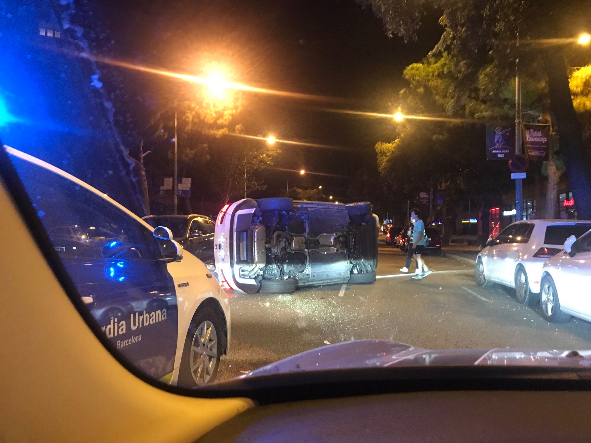 L'accident que va tenir lloc aquest diumenge al vespre a la Via Augusta / Twitter (@pucci98736242)