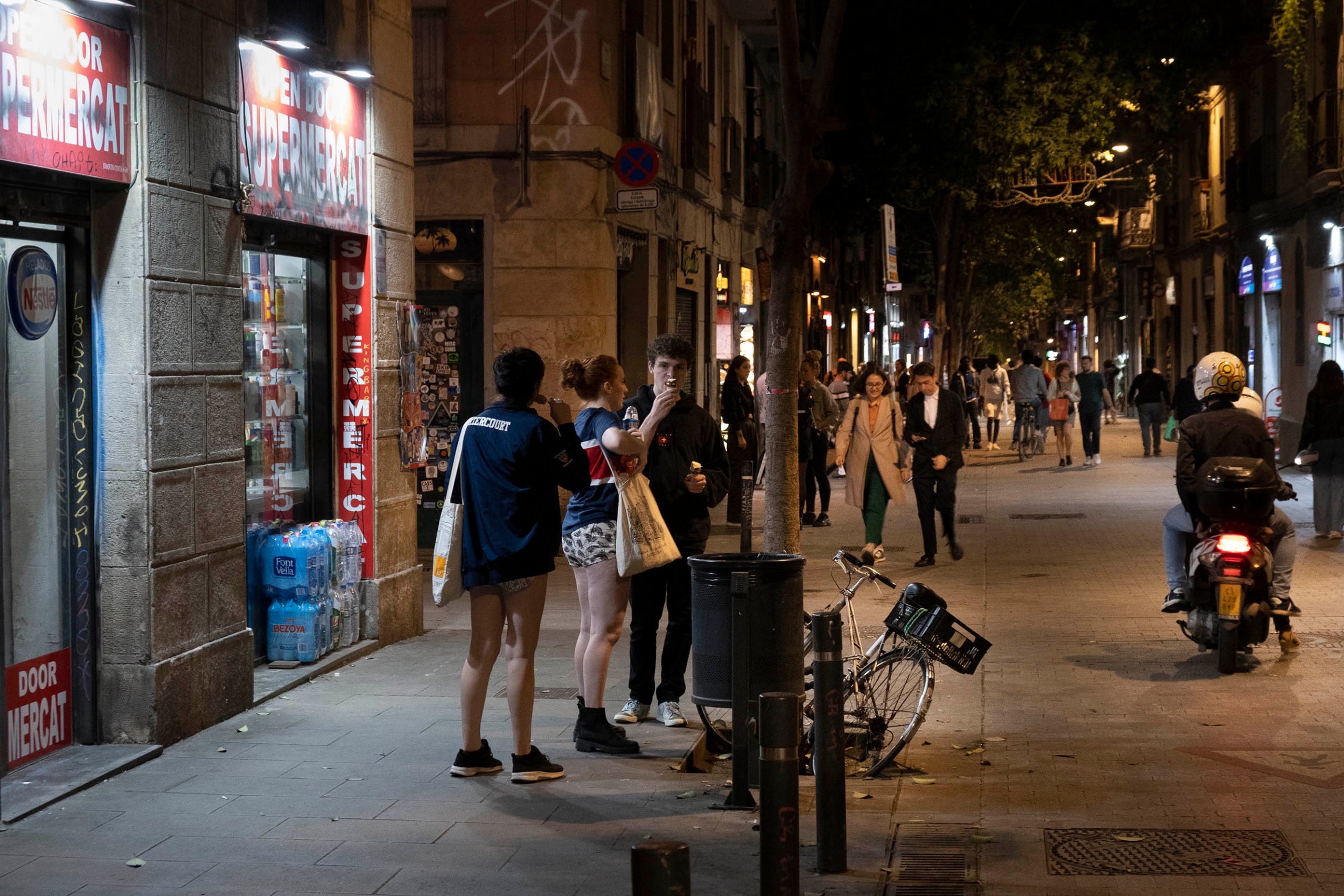 02.11.2022, Barcelona
Ruido de noche en el barrio del Raval.
c/ Joaquim Costa y c/ Ferlandina.
foto: Jordi Play