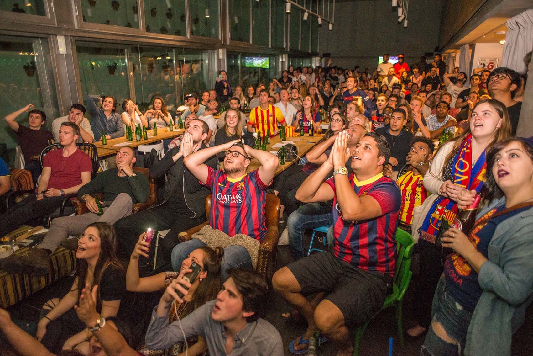 Aficionats del FC Barcelona veuen un partit al bar Belushi's en una imatge d'arxiu / Belushi's