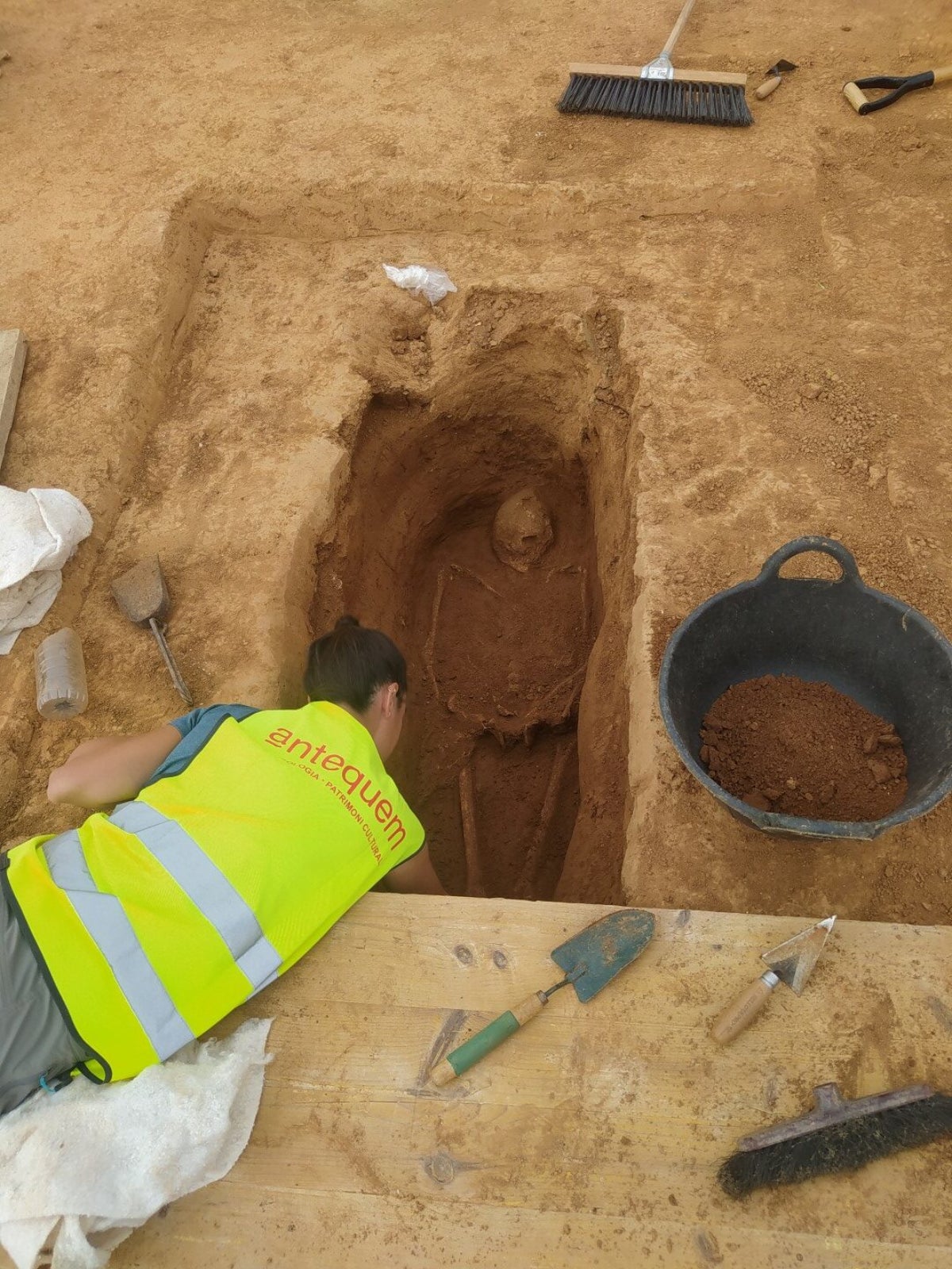 Procés d'excavació d'una tomba romana amb inhumació / Pau Gómez