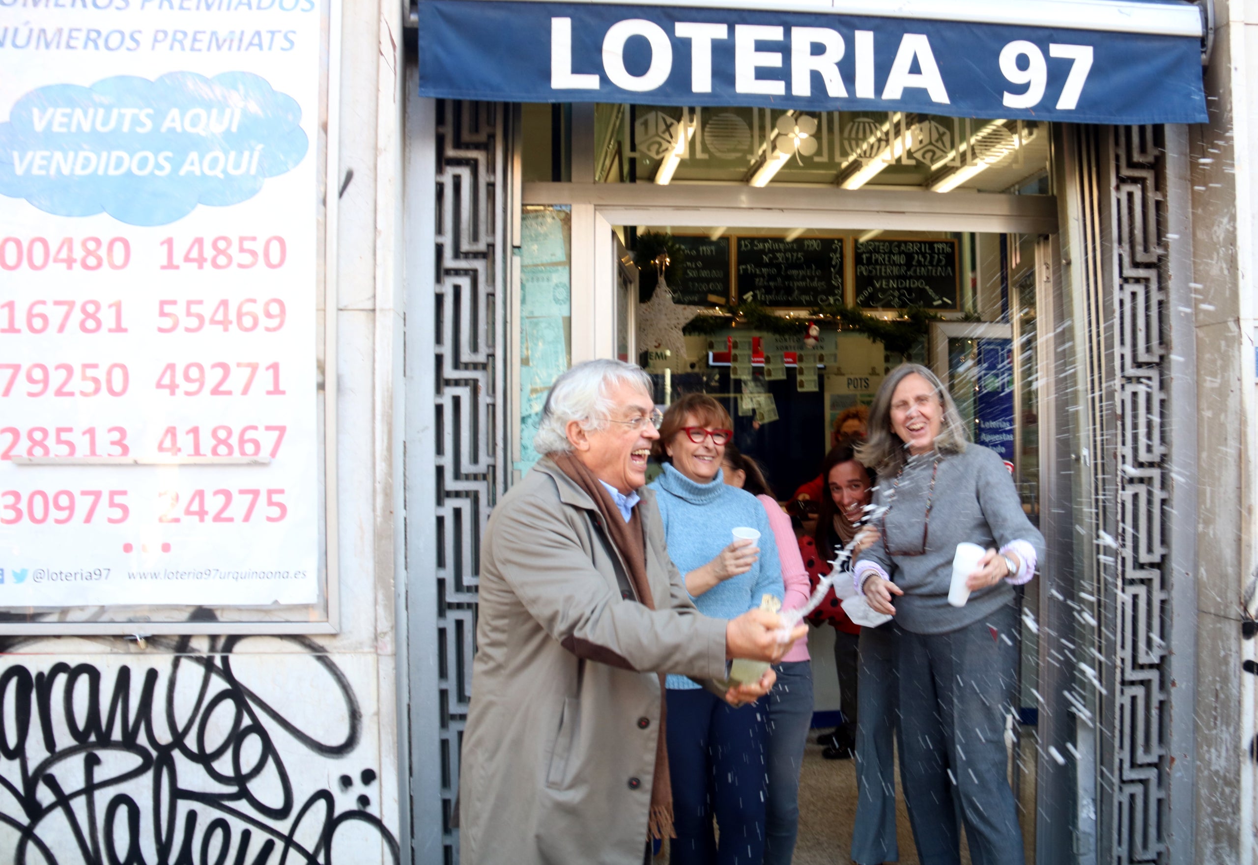 L'administrador celebra el premi amb la seva família | Pol Solà / Miquel Vera