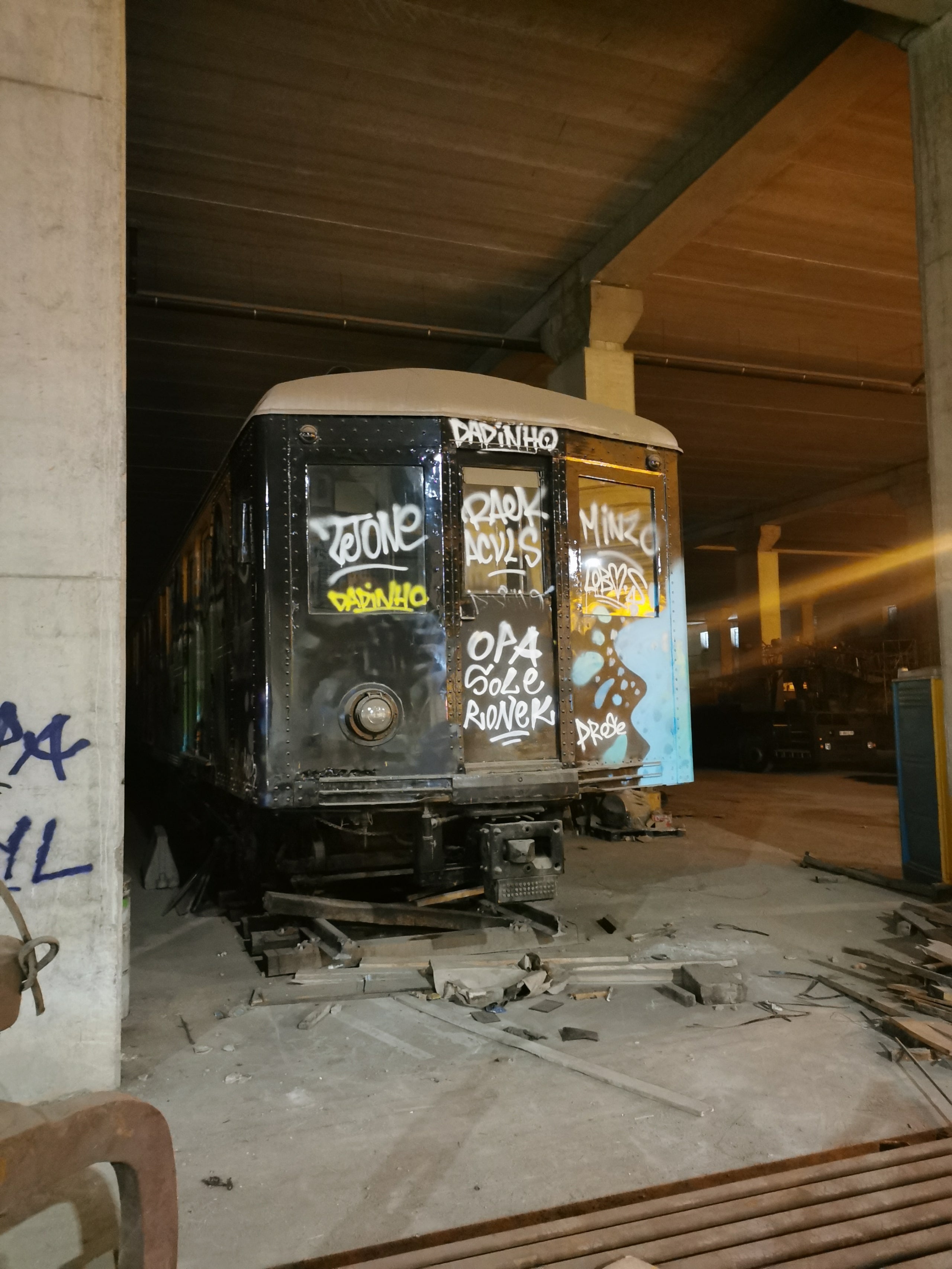 Un ejemplar del histórico tren de la serie 100 del metro de Barcelona / Cedidas