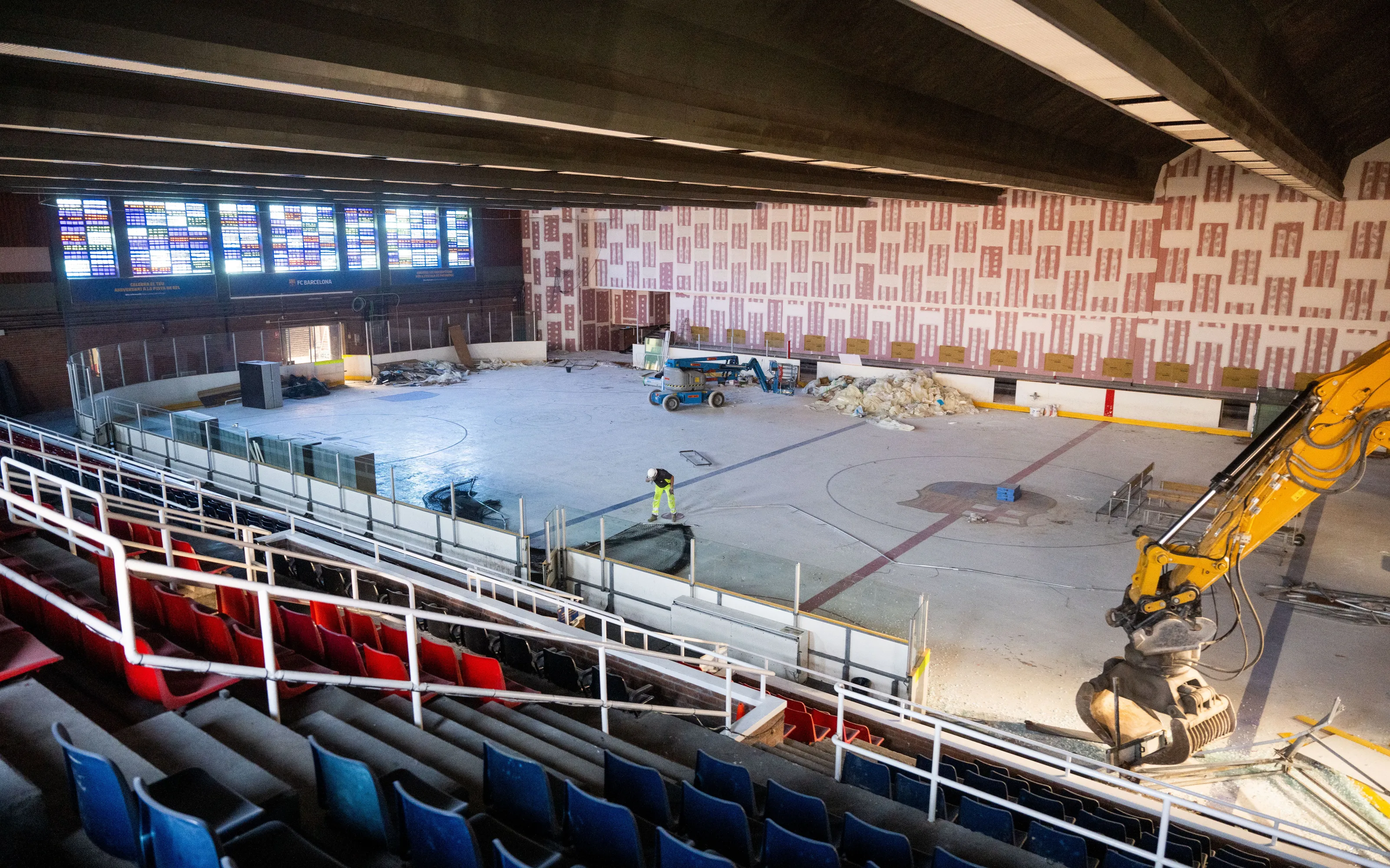 Les màquines ja estan enderrocant l'interior del Palau de Gel del Barça / FC Barcelona