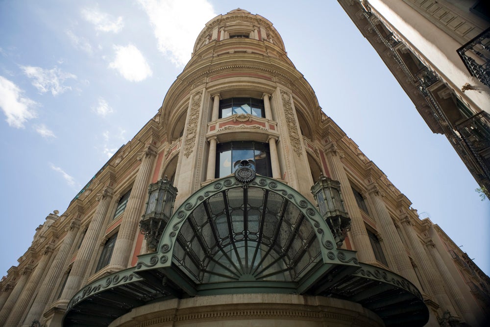 Una fotografia actual de la façana de l'edifici del Portal de l'Àngel sense les escultures / Cedida