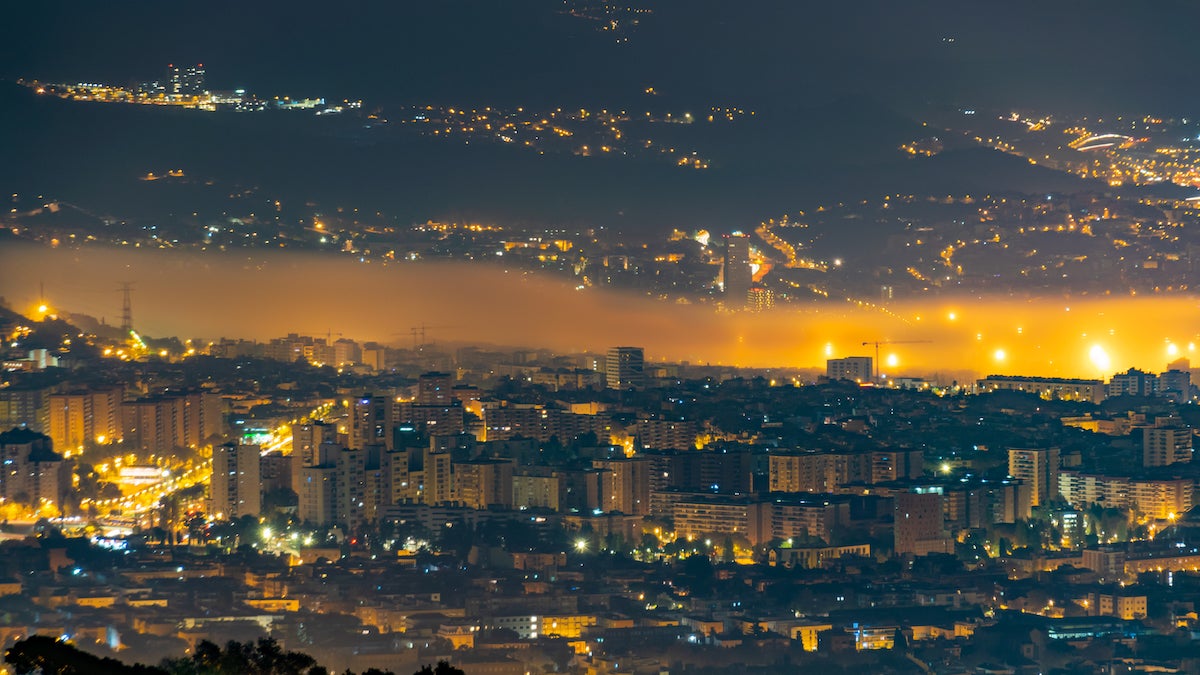 La boira creant la forma d'un braç / Alfons Puertas