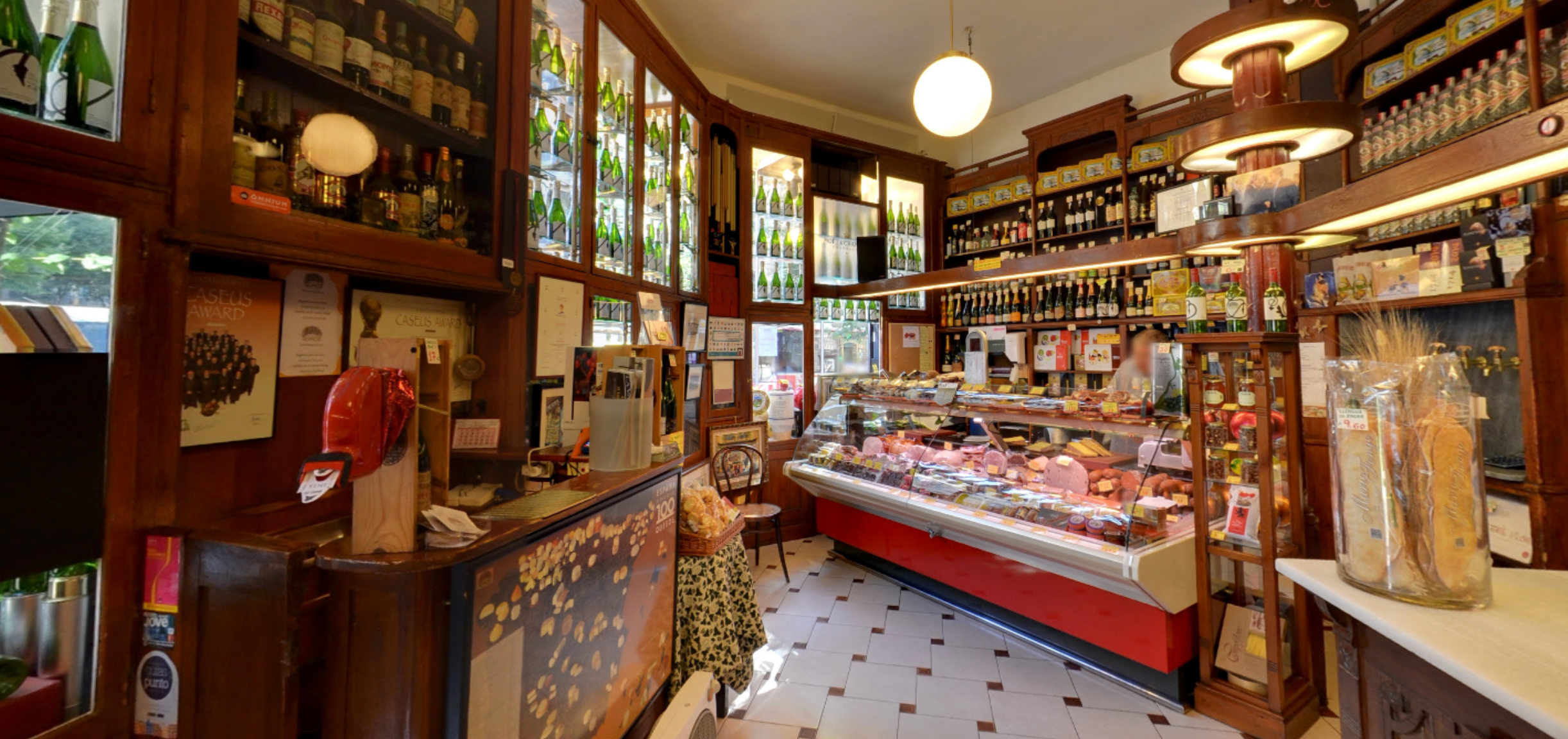 La botiga de queviures Múrria reobre com a xarcuteria-restaurant