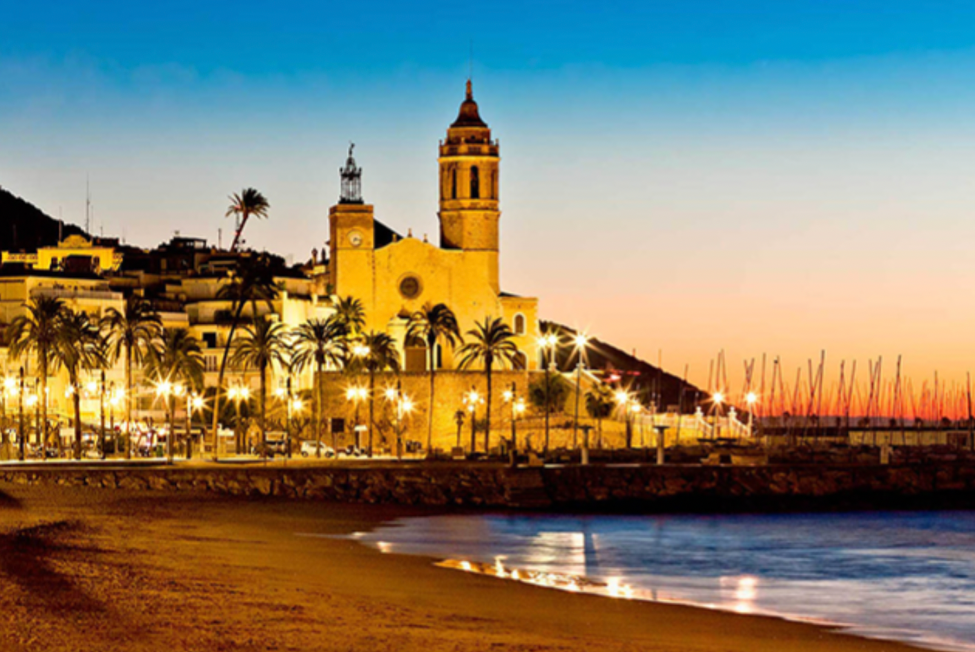 El front marítim i la parròquia de Sant Bartomeu i Santa Tecla de fons és una de les postals més típiques de Sitges 