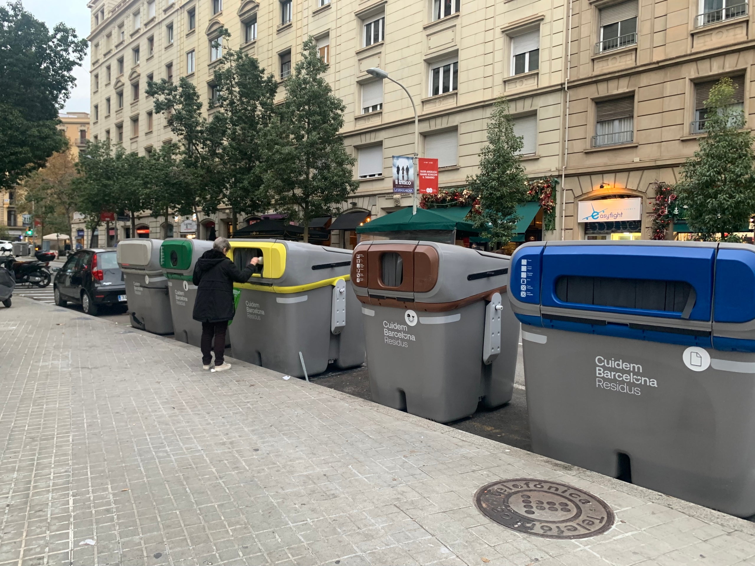 Els contenidors del davant de l'edifici on vivia l'home esquarterat que es va trobar en una maleta, al carrer Casanova. En un d'aquests contenidors es va trobar el tors de la víctima / S.B. 