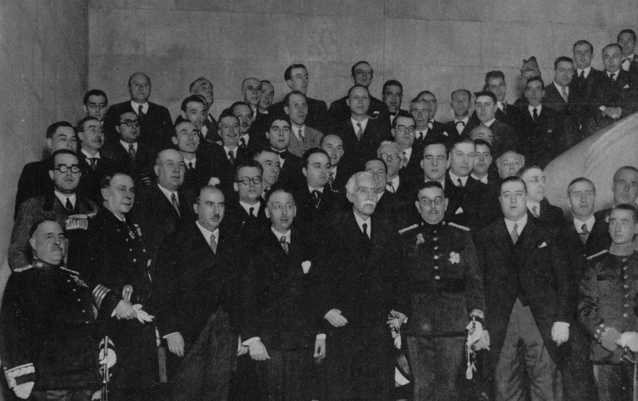 Els diputats a la sortida de la sessió inaugural de la constitució del Parlament de 1932 / Josep M. Sagarra / Twitter Històries de Barcelona