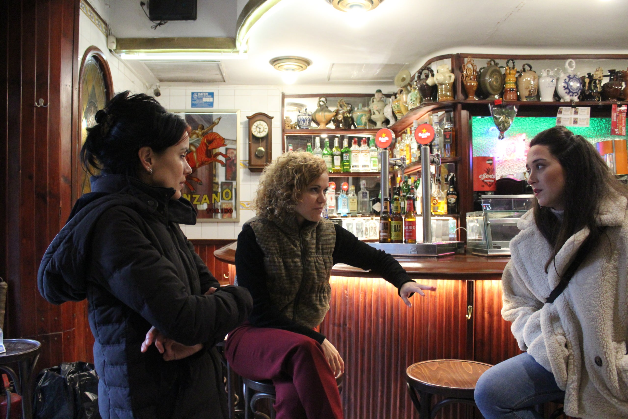 La Laura Ninou, l'Alba Tomillero i la Neus Pérez parlant a l'interior del restaurant Jai-Ca / Alba Losada