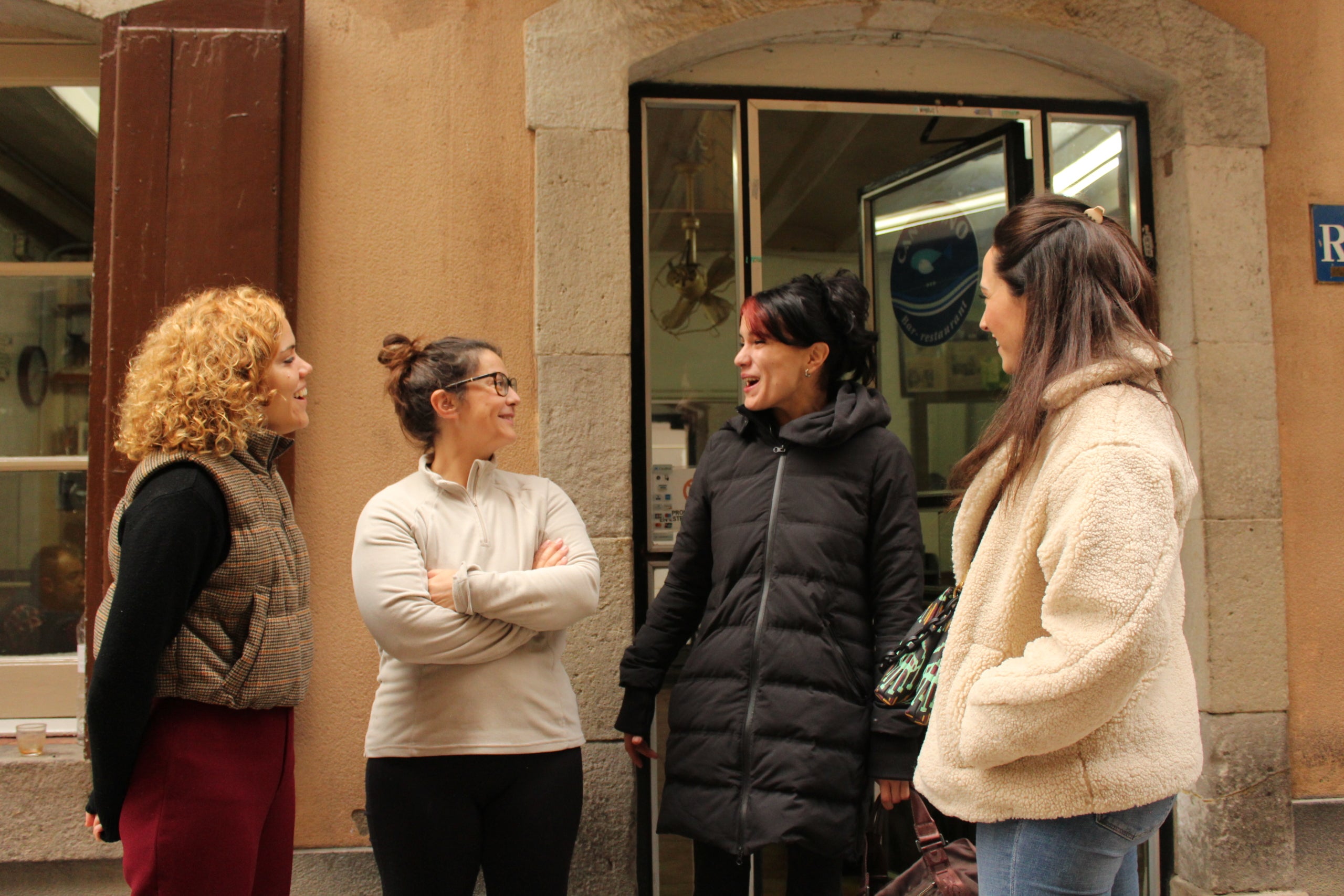 L'Alba Tomillero, la Pilar Montalio, la Laura Ninou i la Neus Pérez davant del restaurant Can Maño / Alba Losada