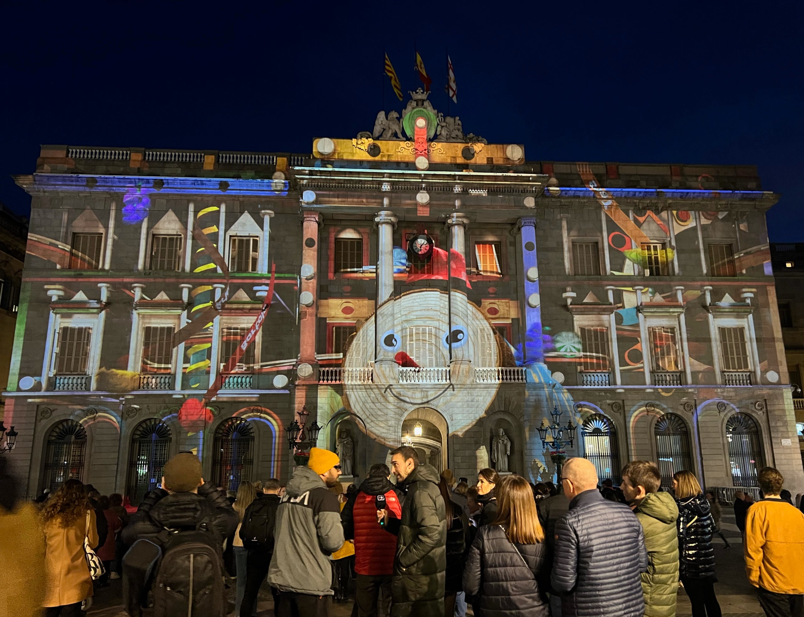 El pessebre interactiu a la façana de l'Ajuntament / Norma Vidal / ACN