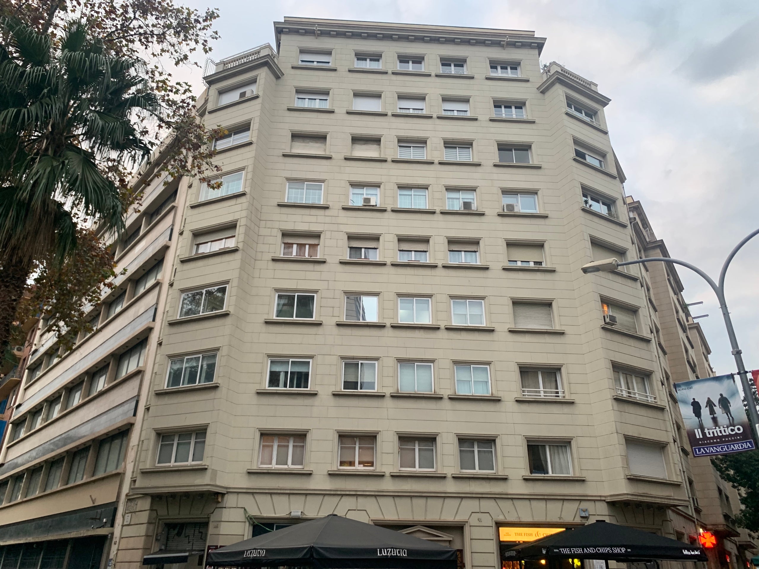 La façana de l'edifici on vivia l'home esquarterat que es va trobar en una maleta en un contenidor, al carrer Casanova. El pis de la víctima era a l'última planta, a la dreta / S.B. 